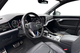valkoinen Volkswagen Touareg 2021 kuva 3.
