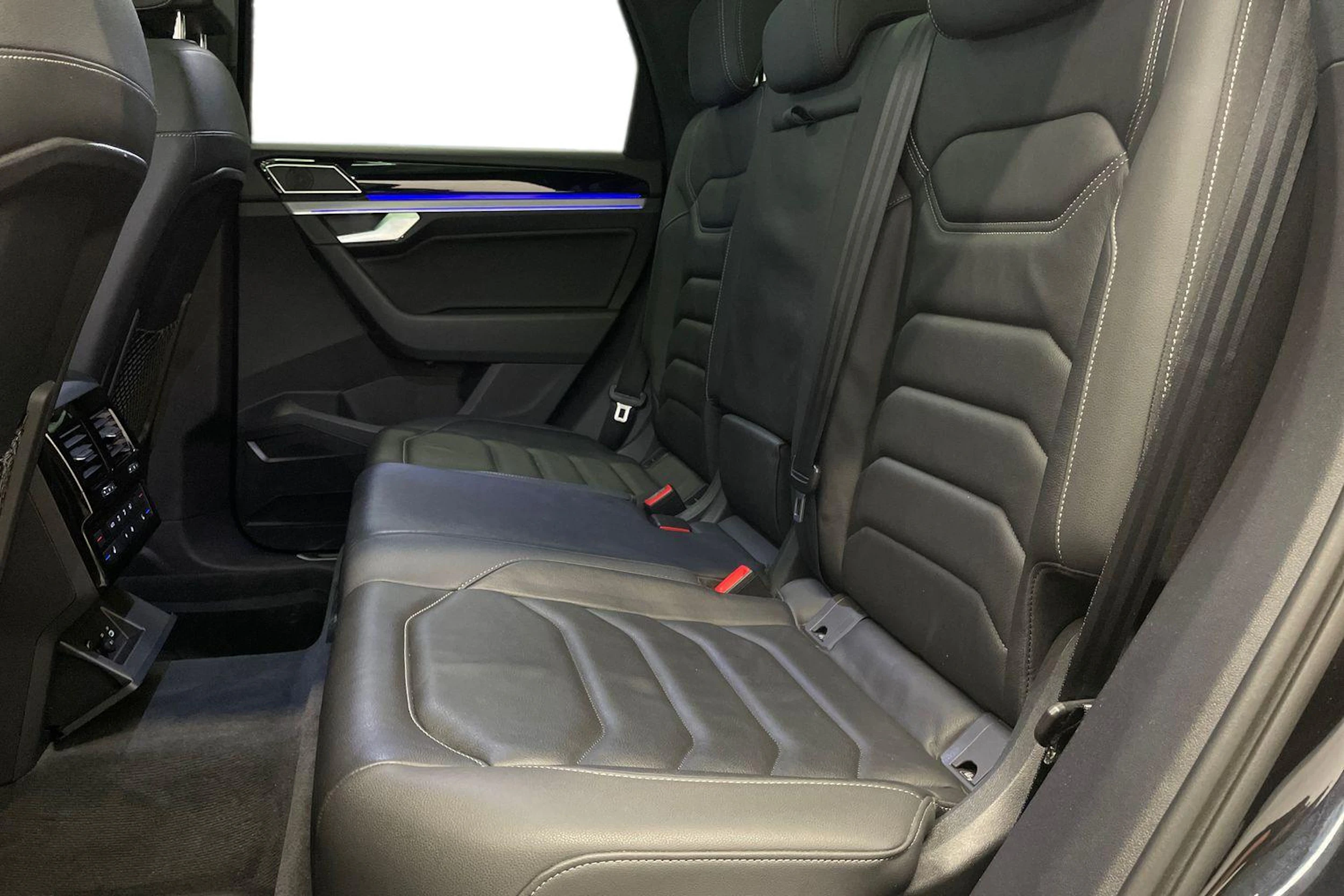 Musta Volkswagen TOUAREG 2021 kuva 8.