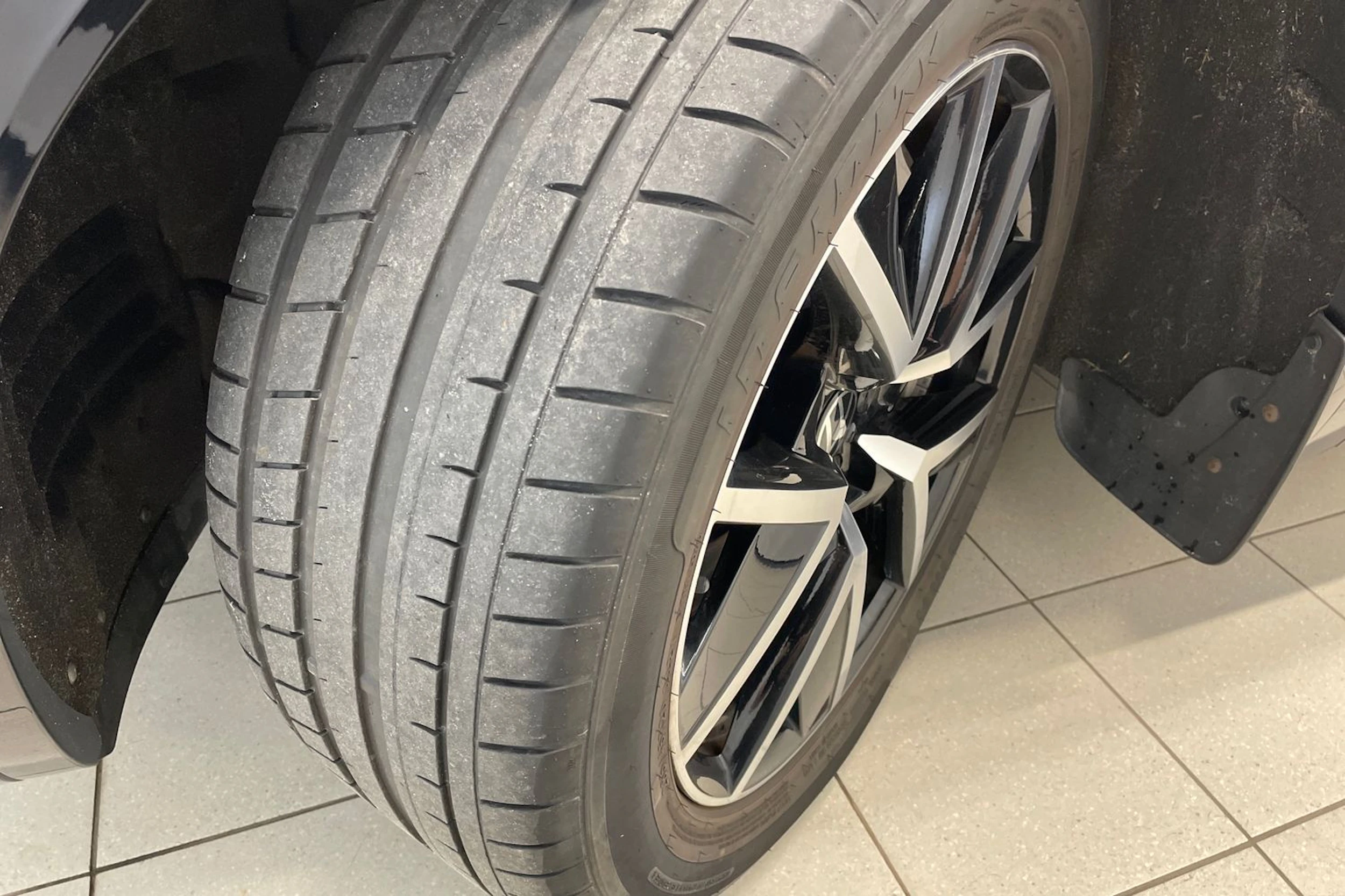 Musta Volkswagen TOUAREG 2021 kuva 10.