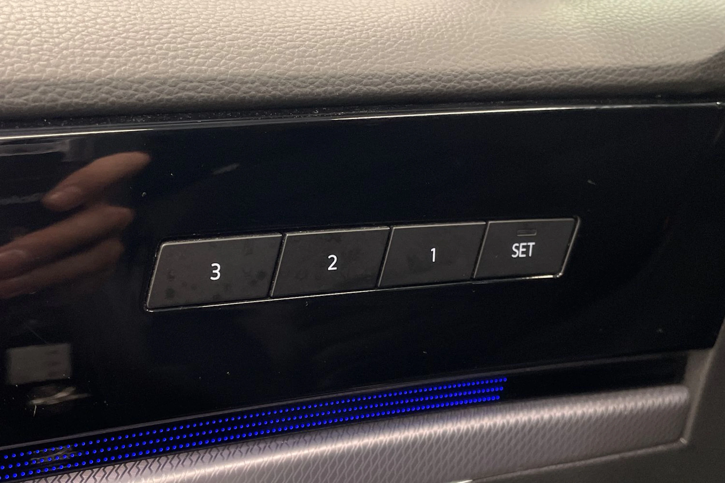 Musta Volkswagen TOUAREG 2021 kuva 13.