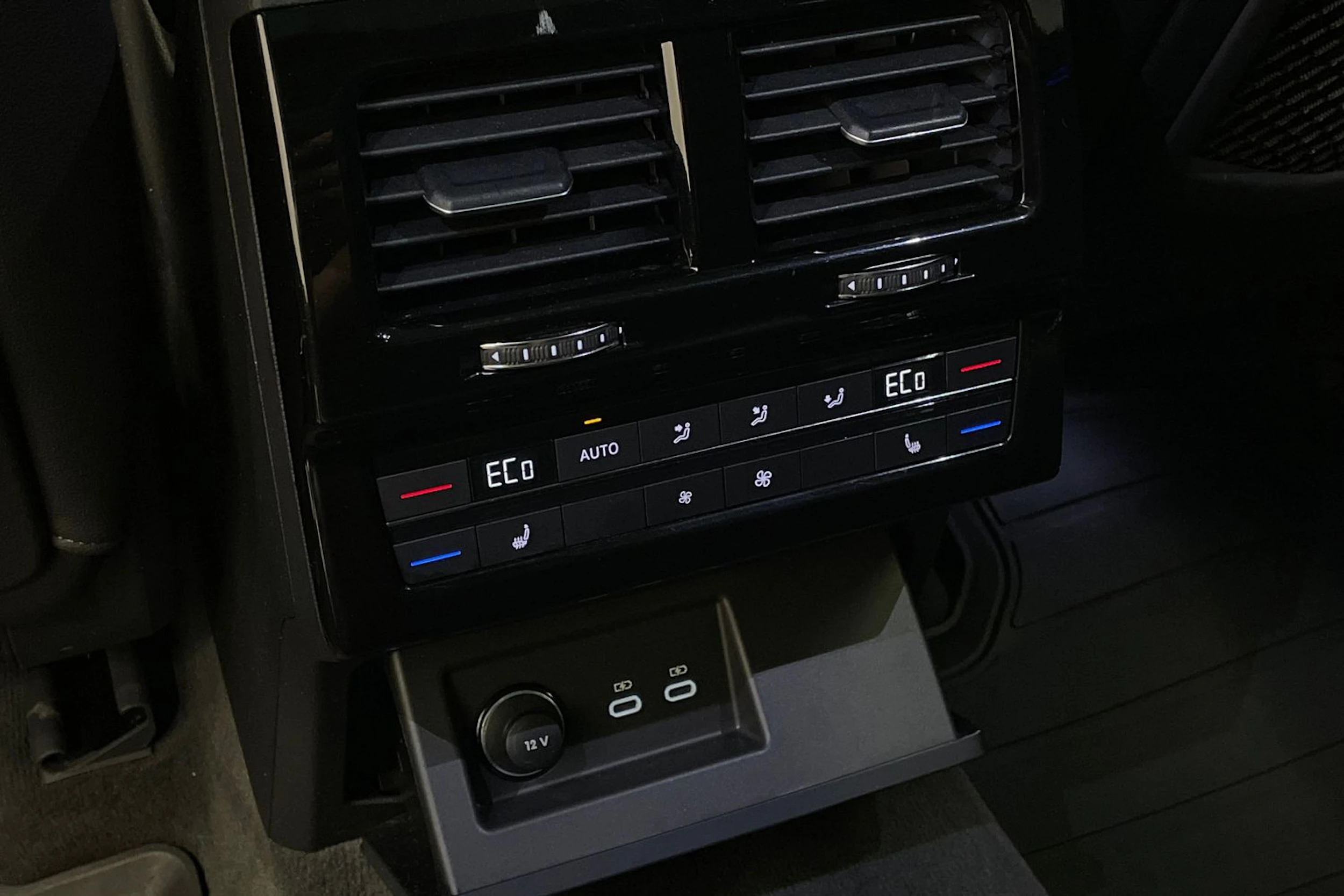Musta Volkswagen TOUAREG 2021 kuva 22.
