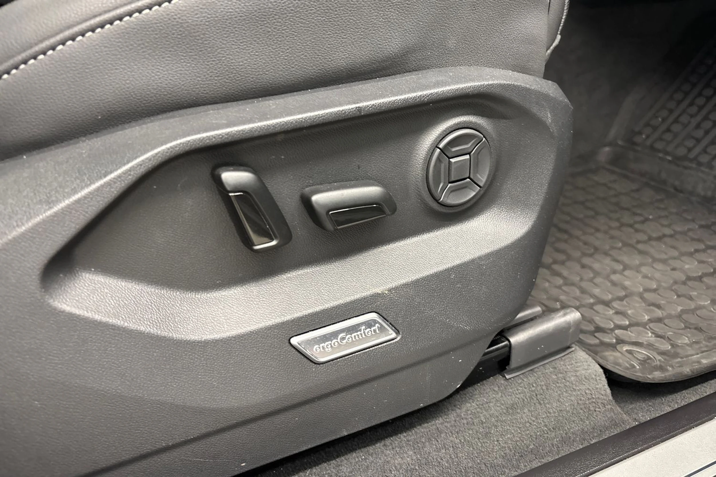 met. harmaa Volkswagen Touareg 2021 kuva 19.
