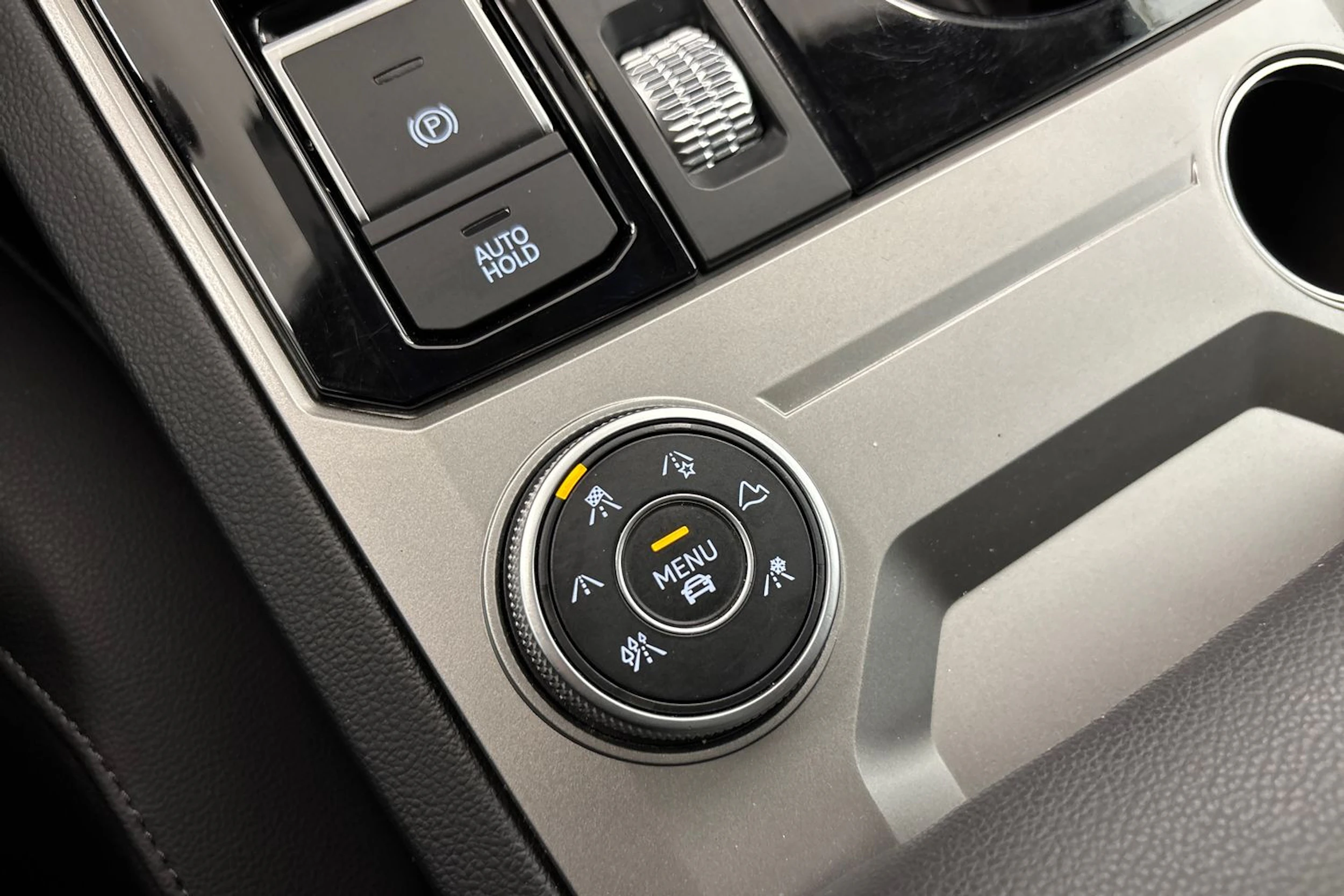 met. harmaa Volkswagen Touareg 2021 kuva 32.