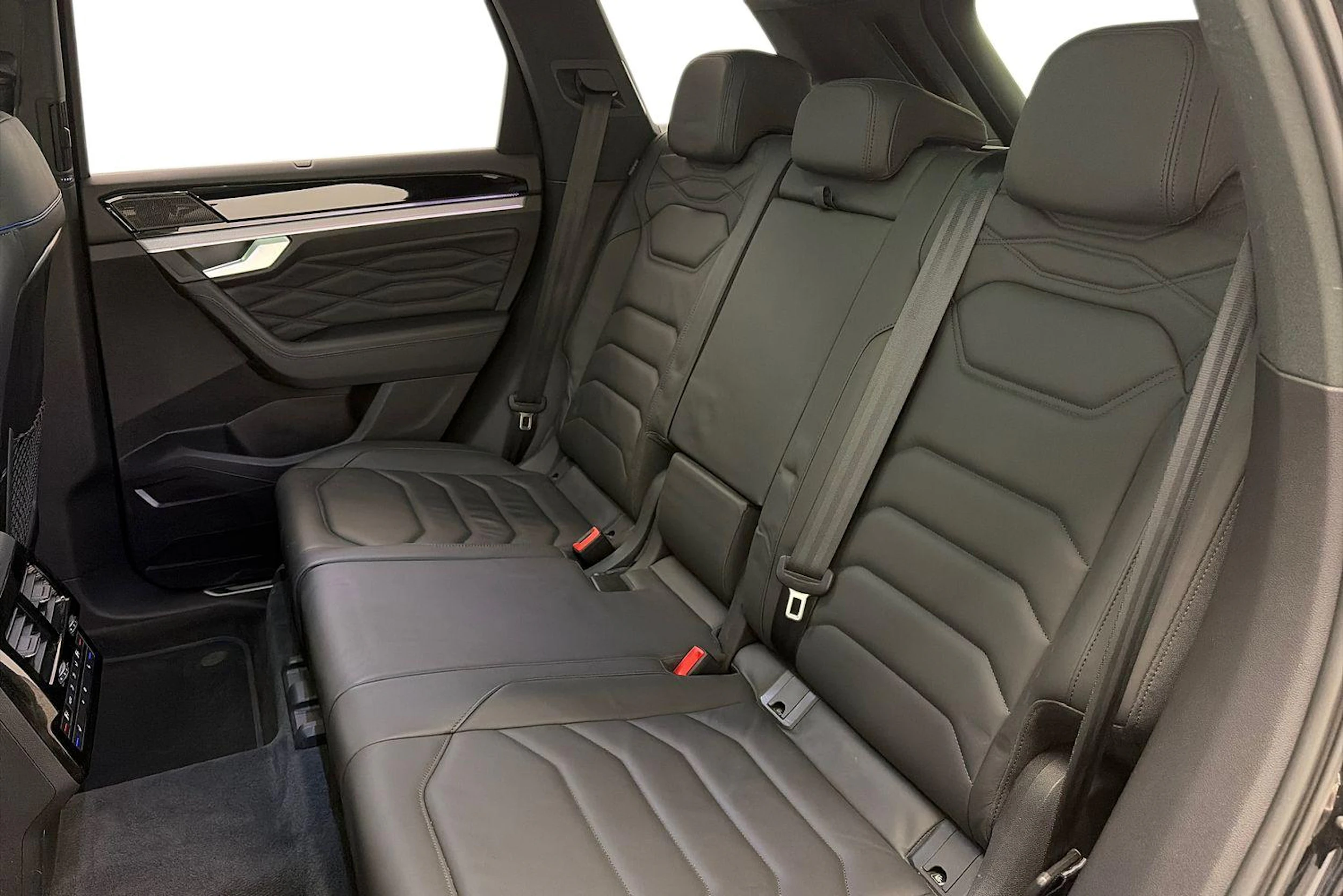 Musta Volkswagen TOUAREG 2021 kuva 8.