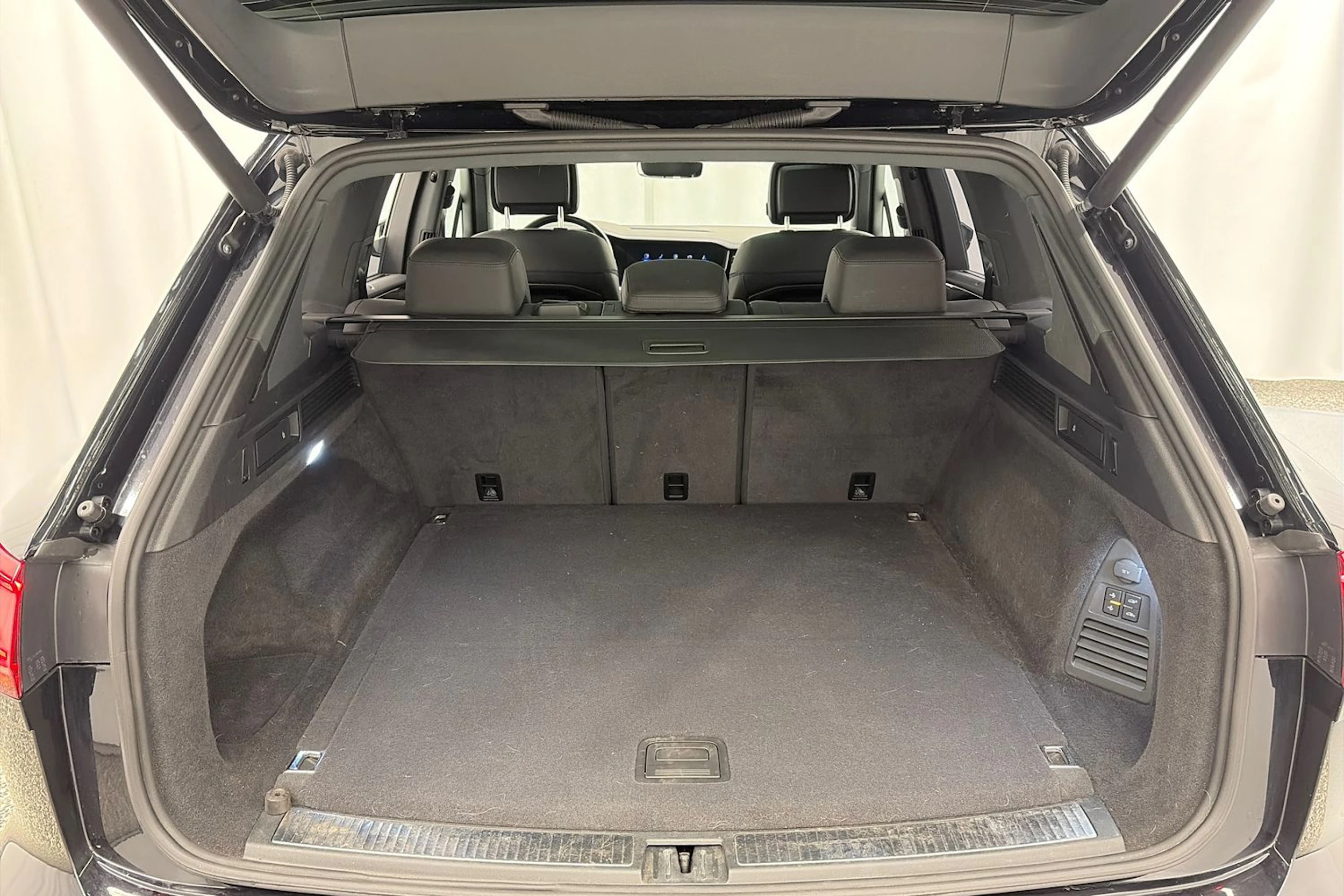 Musta Volkswagen TOUAREG 2021 kuva 11.