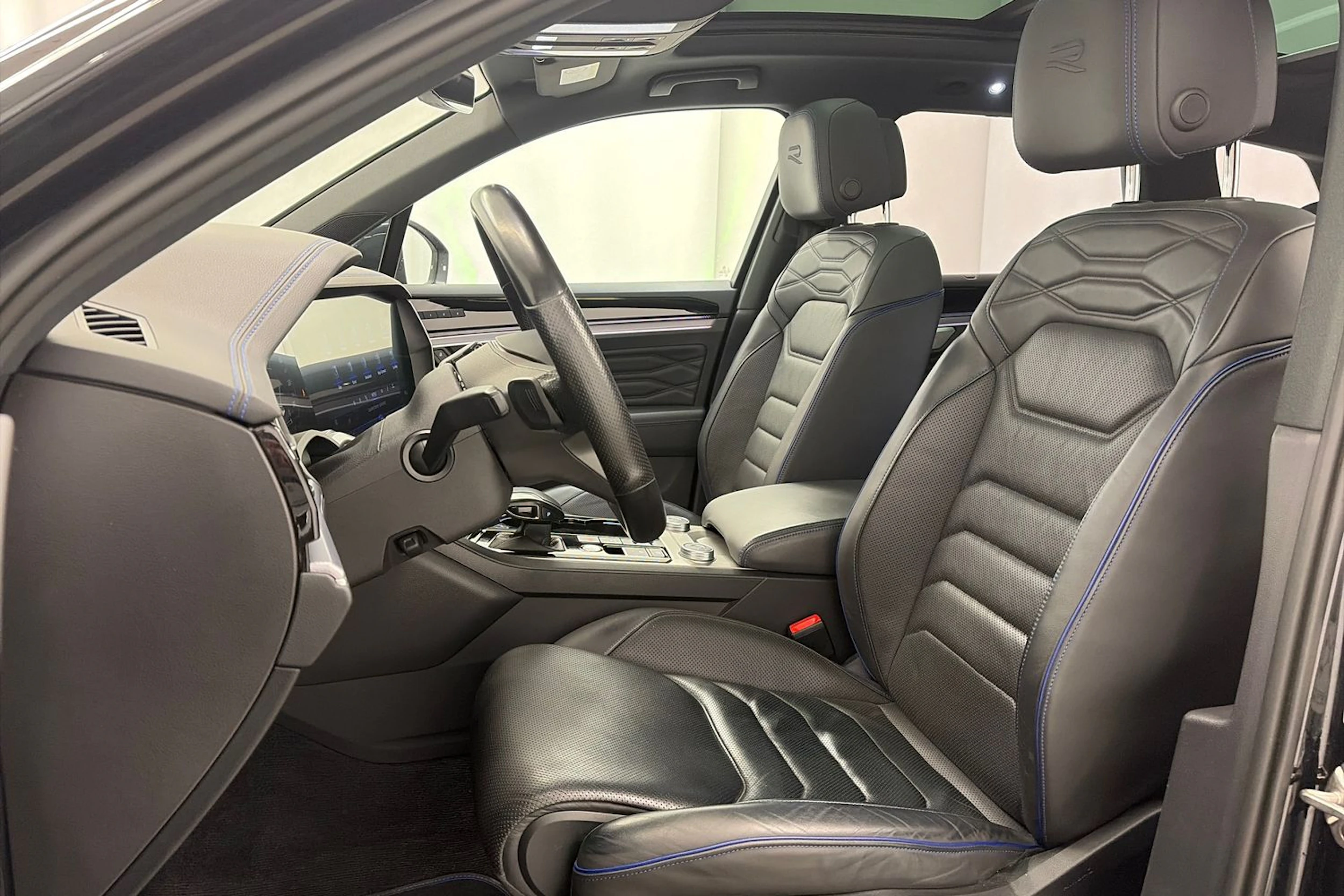 Musta Volkswagen TOUAREG 2021 kuva 14.