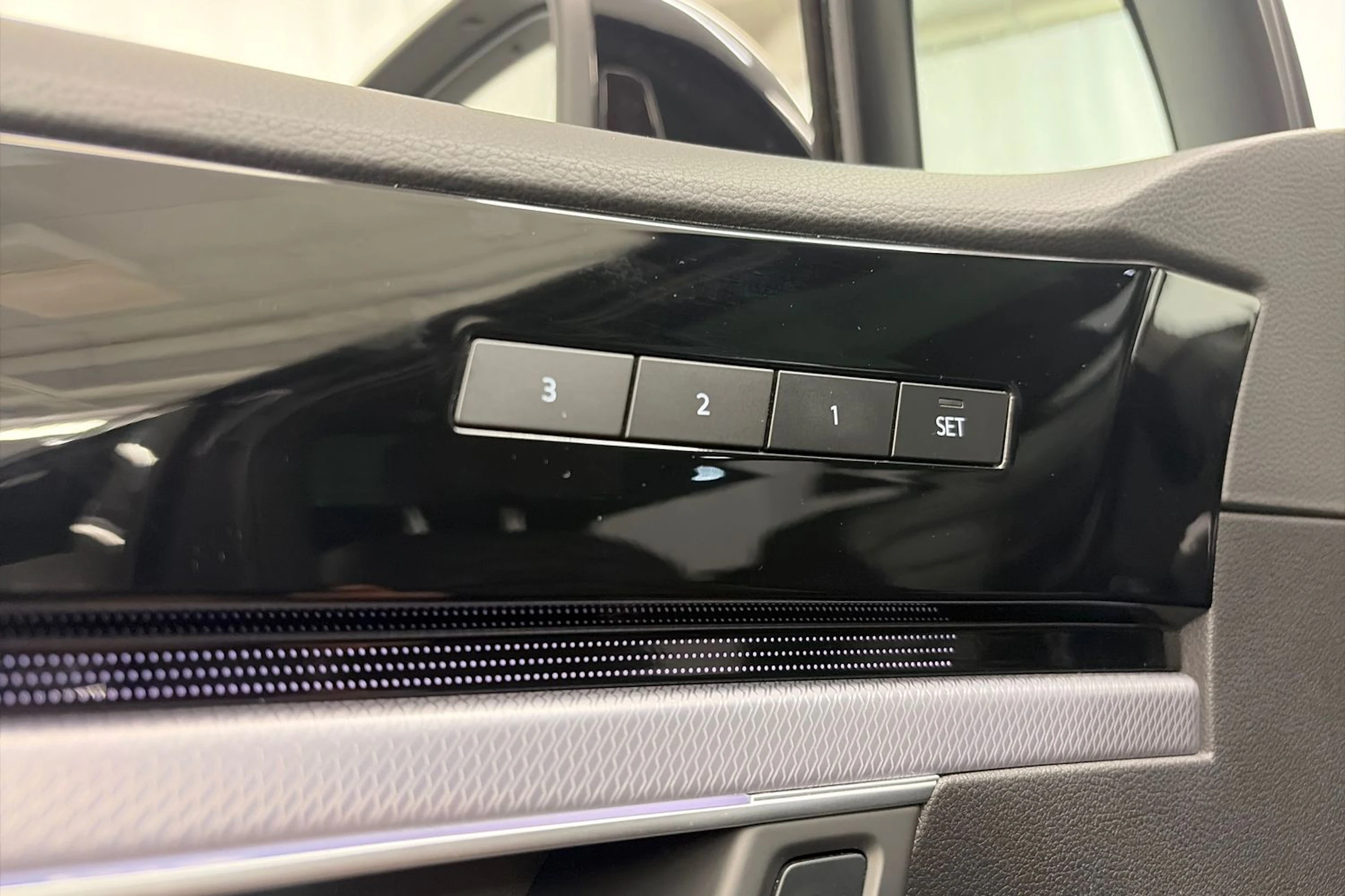 Musta Volkswagen TOUAREG 2021 kuva 16.