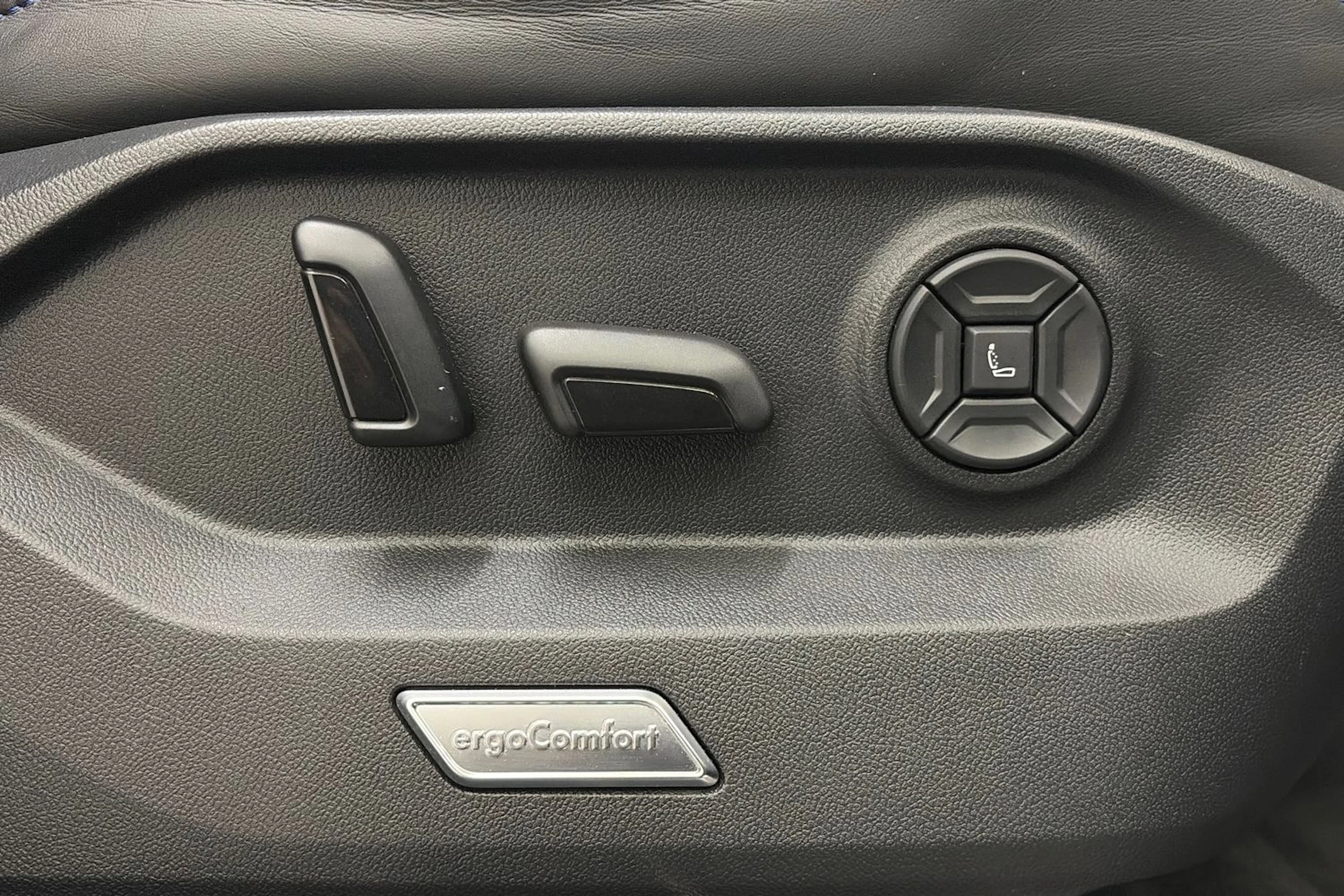 Musta Volkswagen TOUAREG 2021 kuva 17.