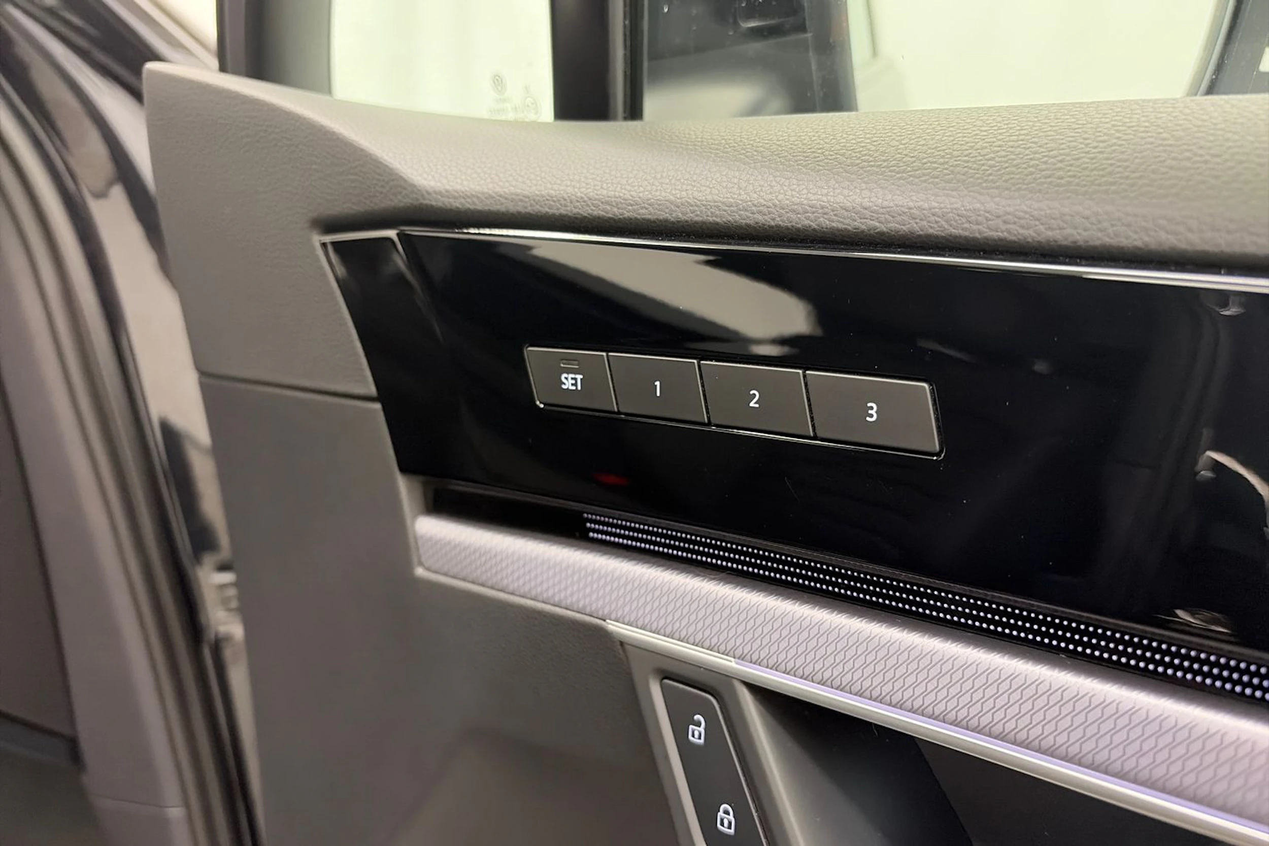 Musta Volkswagen TOUAREG 2021 kuva 18.