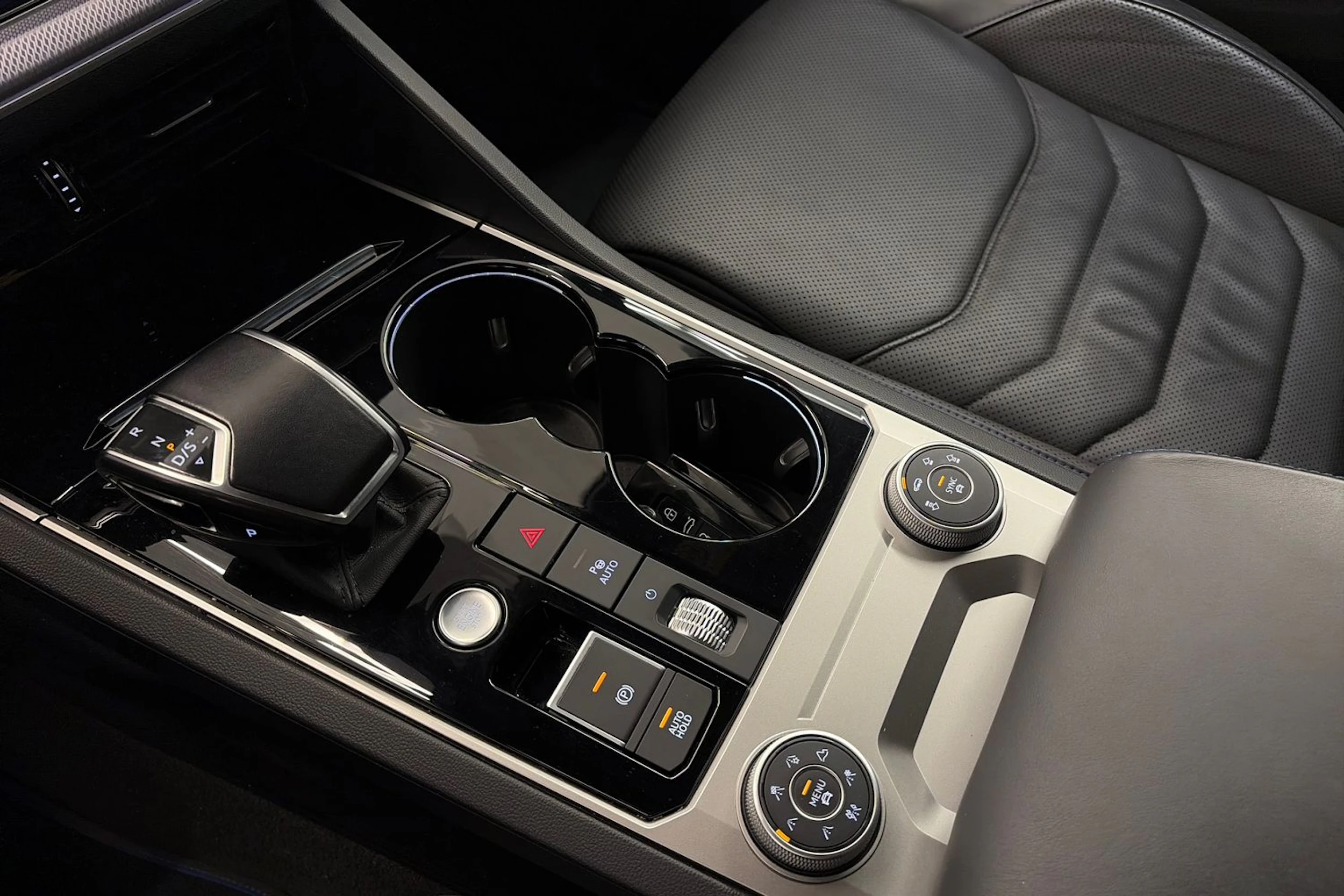 Musta Volkswagen TOUAREG 2021 kuva 30.