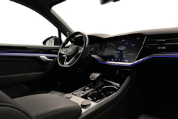 harmaa Volkswagen Touareg 2023 kuva 7.