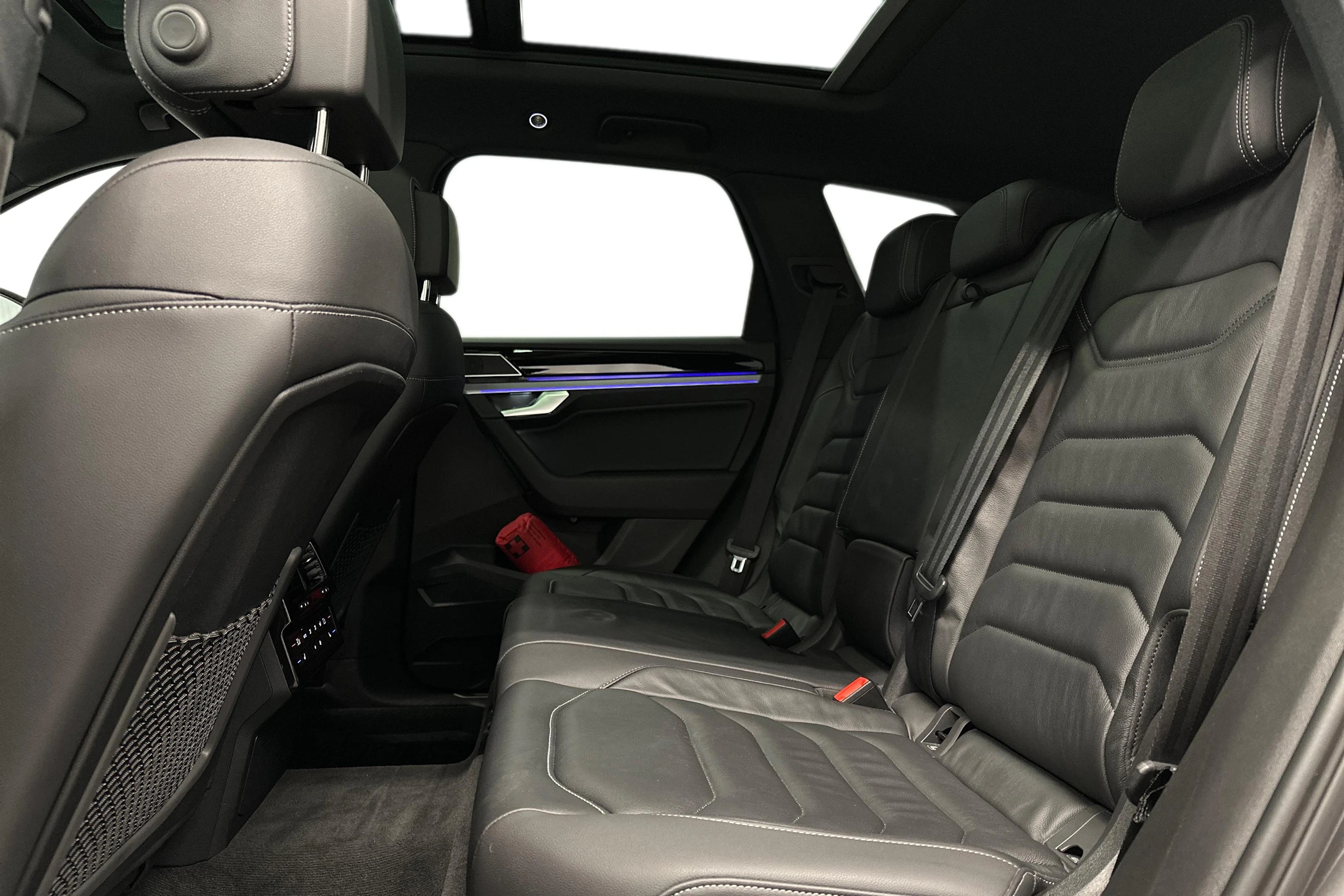 harmaa Volkswagen Touareg 2023 kuva 8.