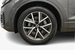 harmaa Volkswagen Touareg 2023 kuva 9.