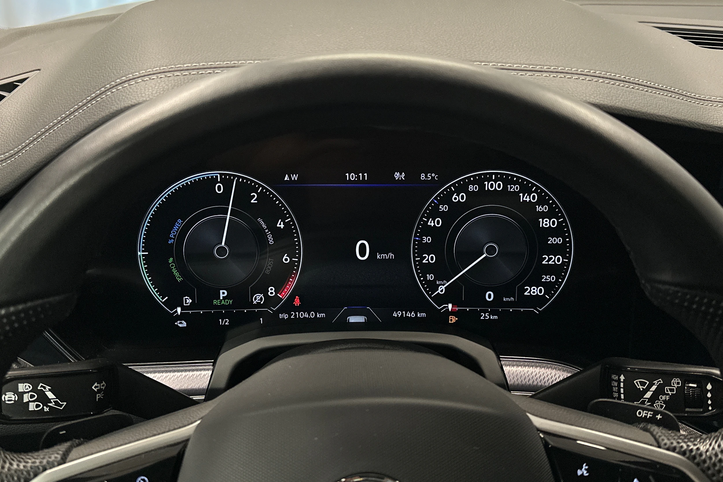 harmaa Volkswagen Touareg 2023 kuva 13.