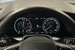 harmaa Volkswagen Touareg 2023 kuva 13.