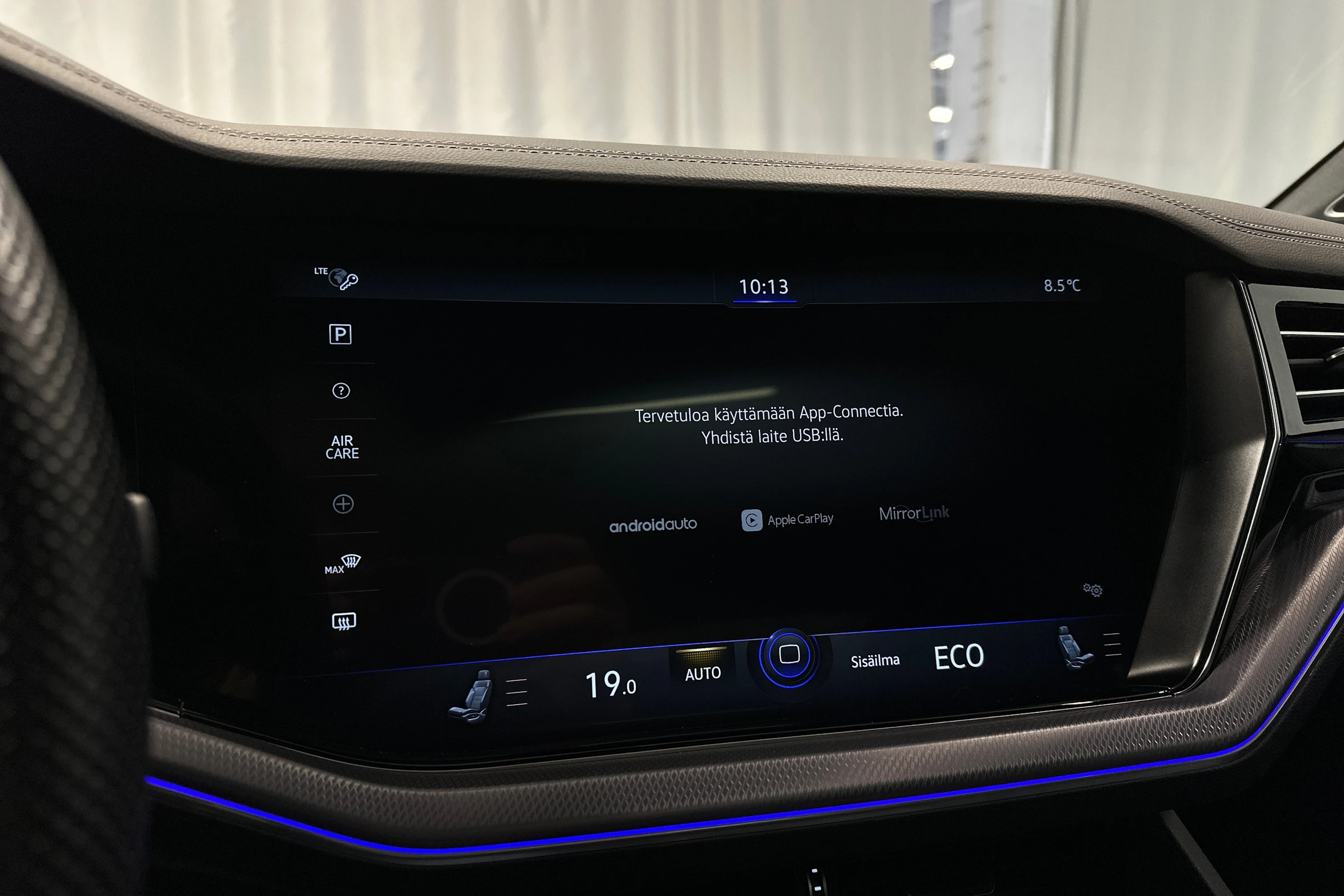 harmaa Volkswagen Touareg 2023 kuva 17.