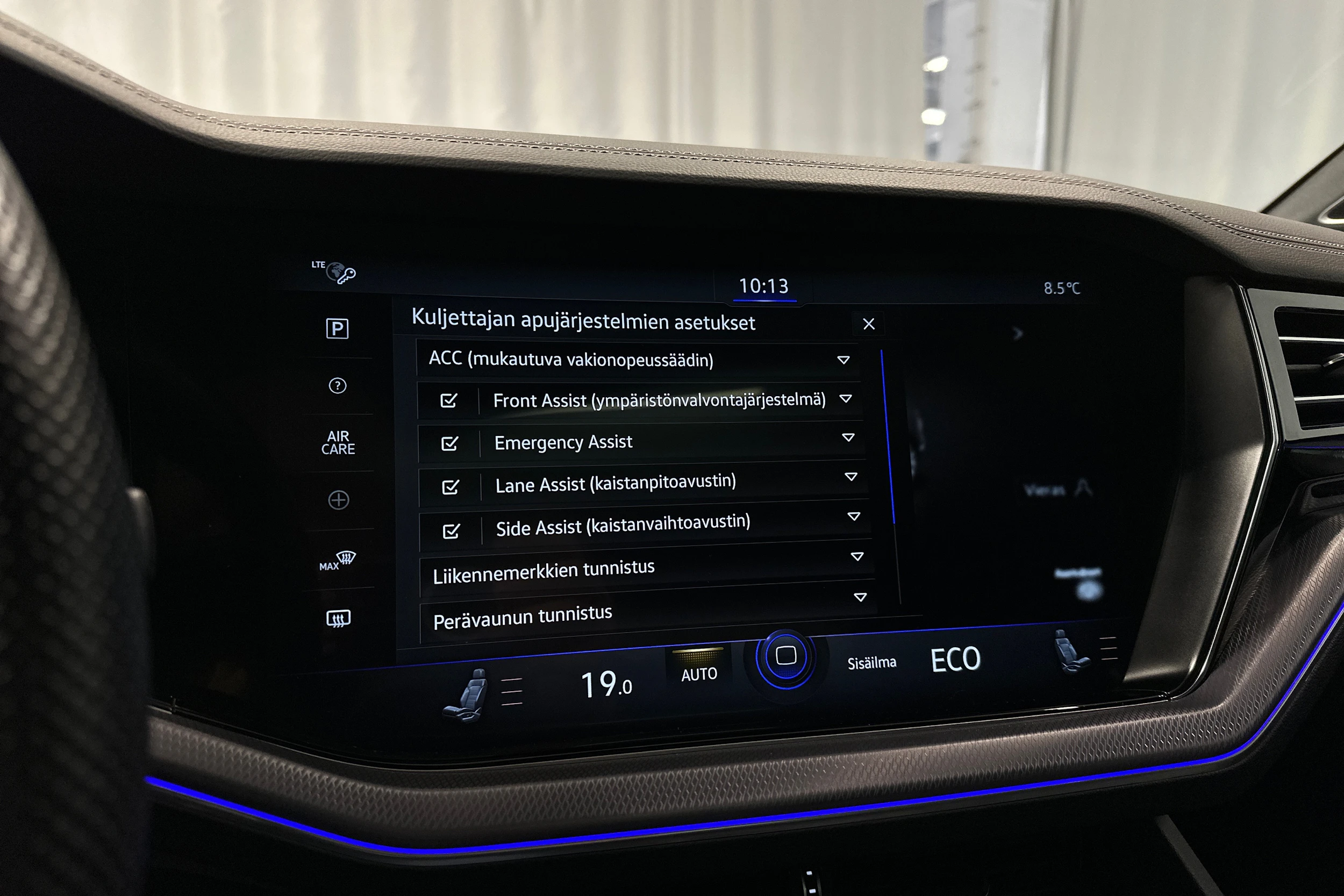 harmaa Volkswagen Touareg 2023 kuva 18.