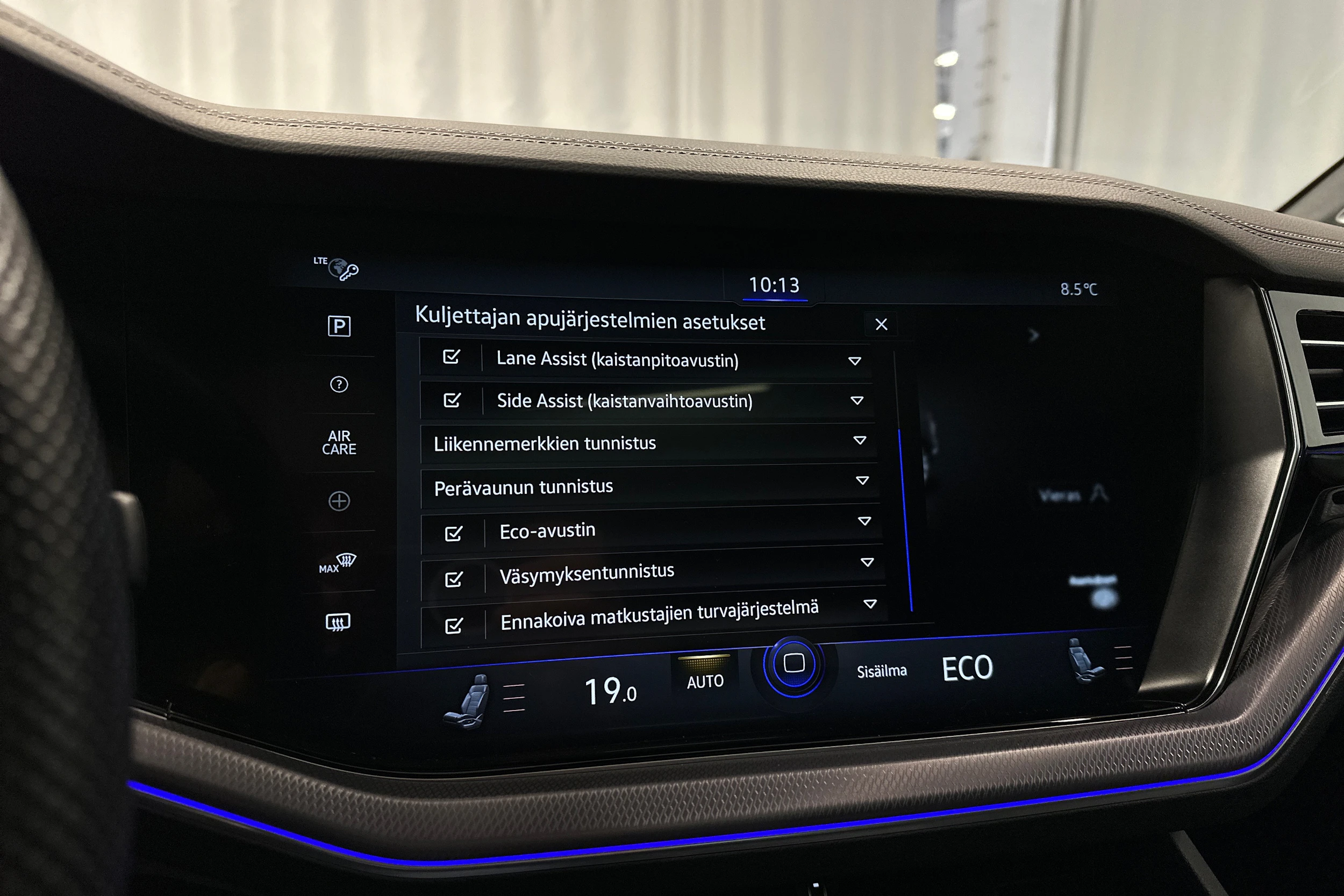 harmaa Volkswagen Touareg 2023 kuva 19.