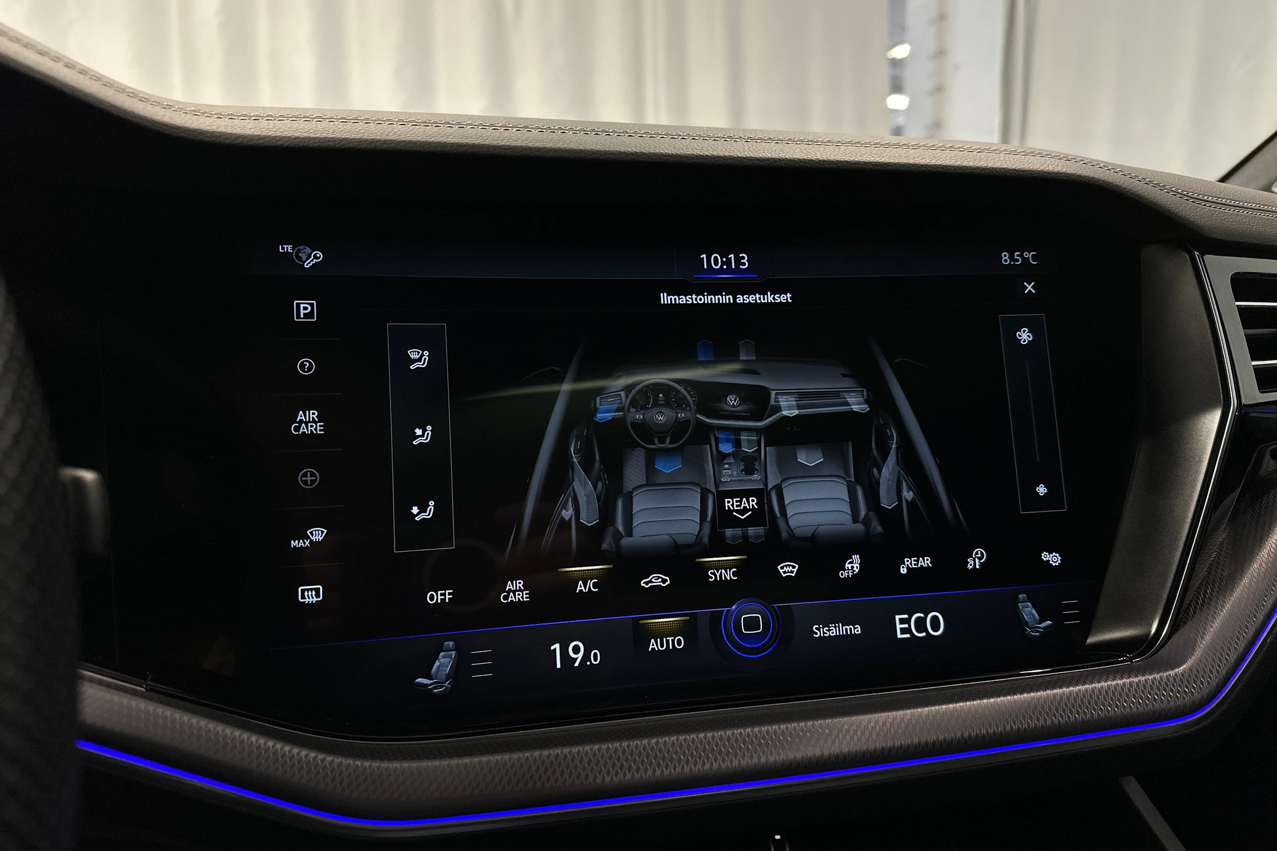 harmaa Volkswagen Touareg 2023 kuva 21.