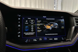 harmaa Volkswagen Touareg 2023 kuva 24.