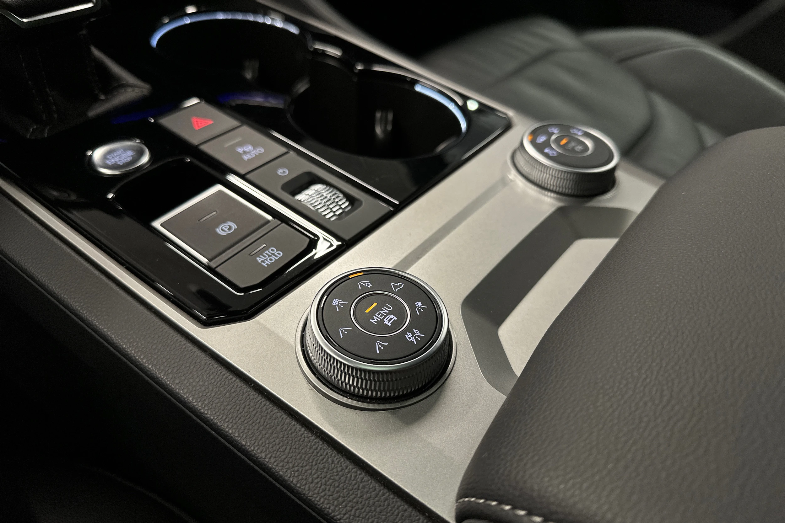 harmaa Volkswagen Touareg 2023 kuva 25.