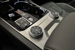 harmaa Volkswagen Touareg 2023 kuva 25.