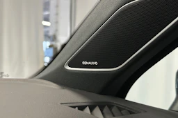 harmaa Volkswagen Touareg 2023 kuva 26.