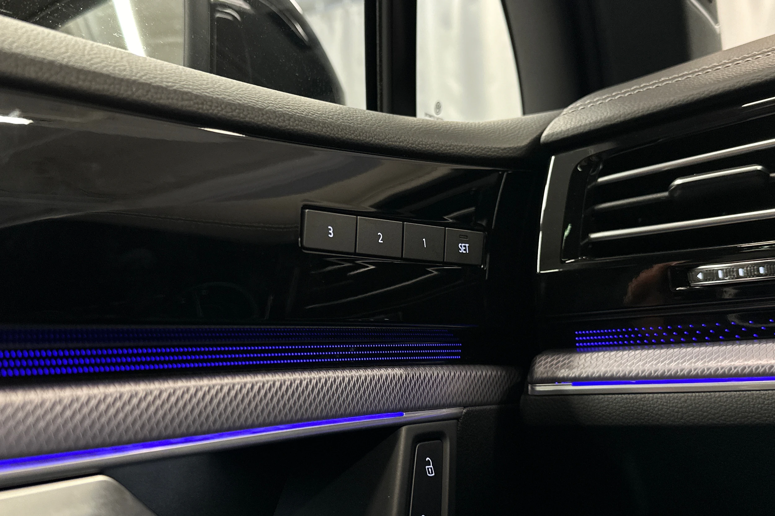 harmaa Volkswagen Touareg 2023 kuva 27.