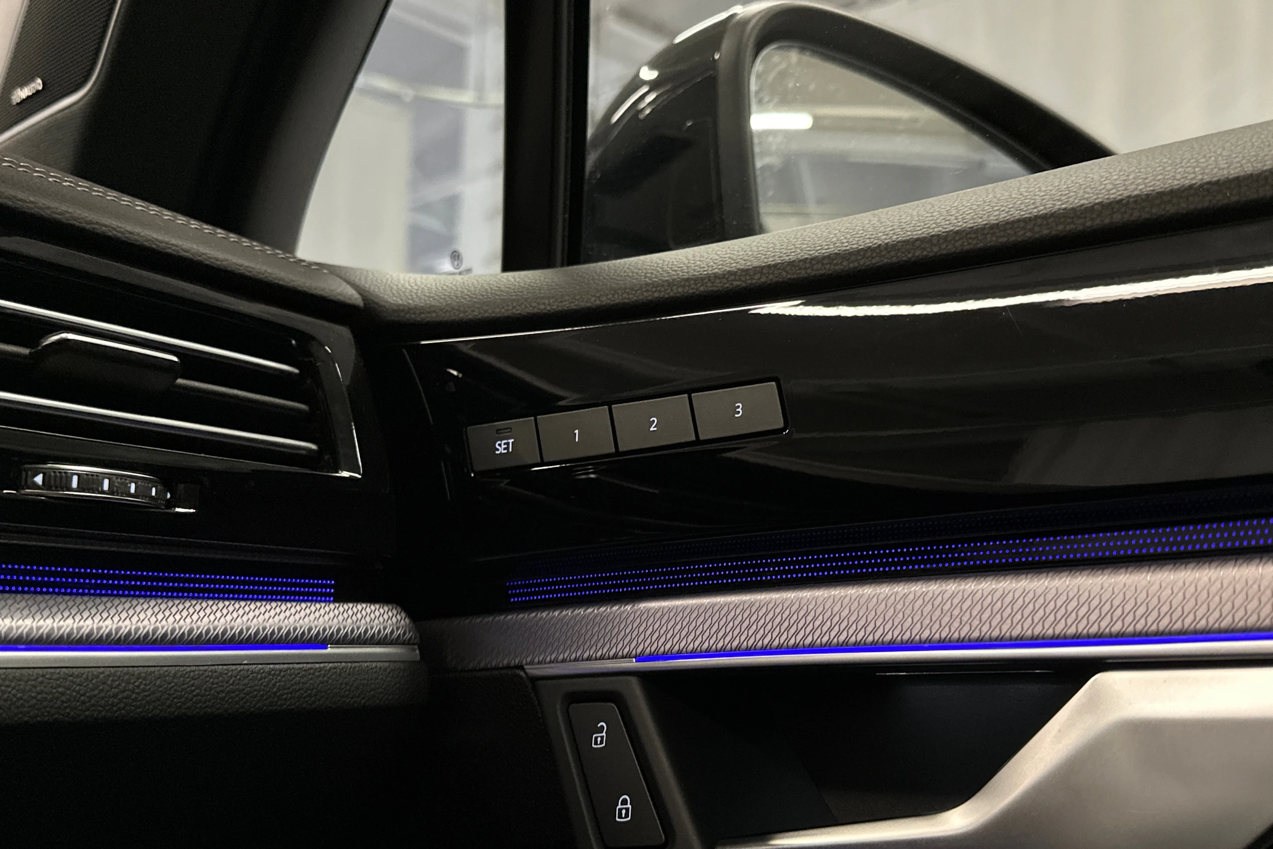 harmaa Volkswagen Touareg 2023 kuva 28.