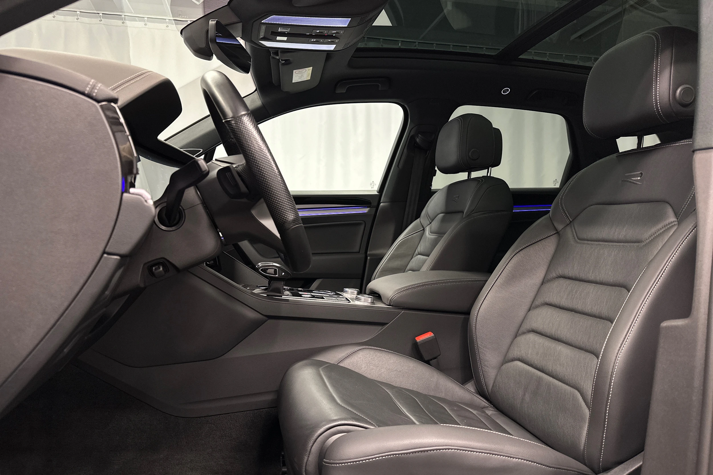 harmaa Volkswagen Touareg 2023 kuva 29.