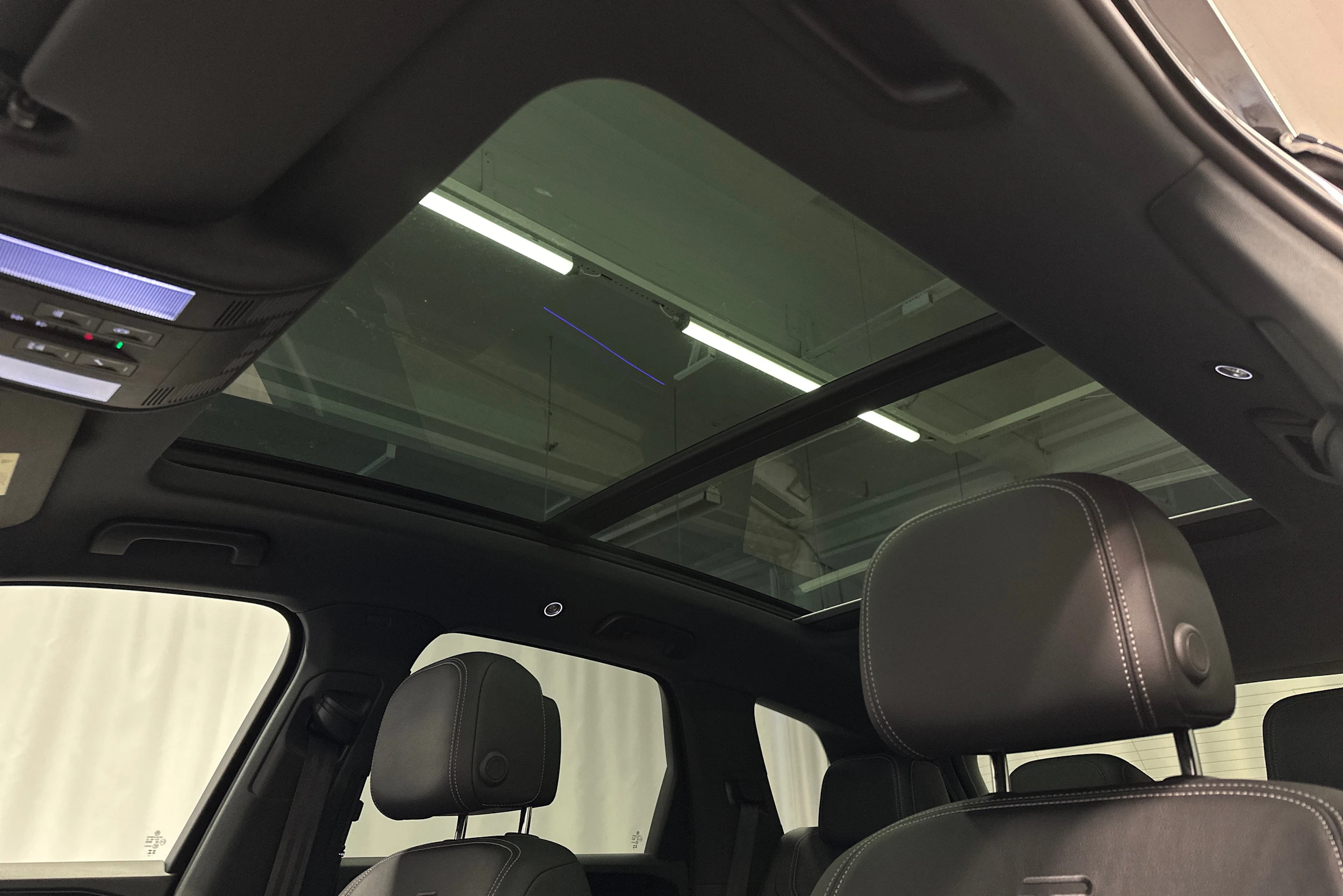harmaa Volkswagen Touareg 2023 kuva 31.
