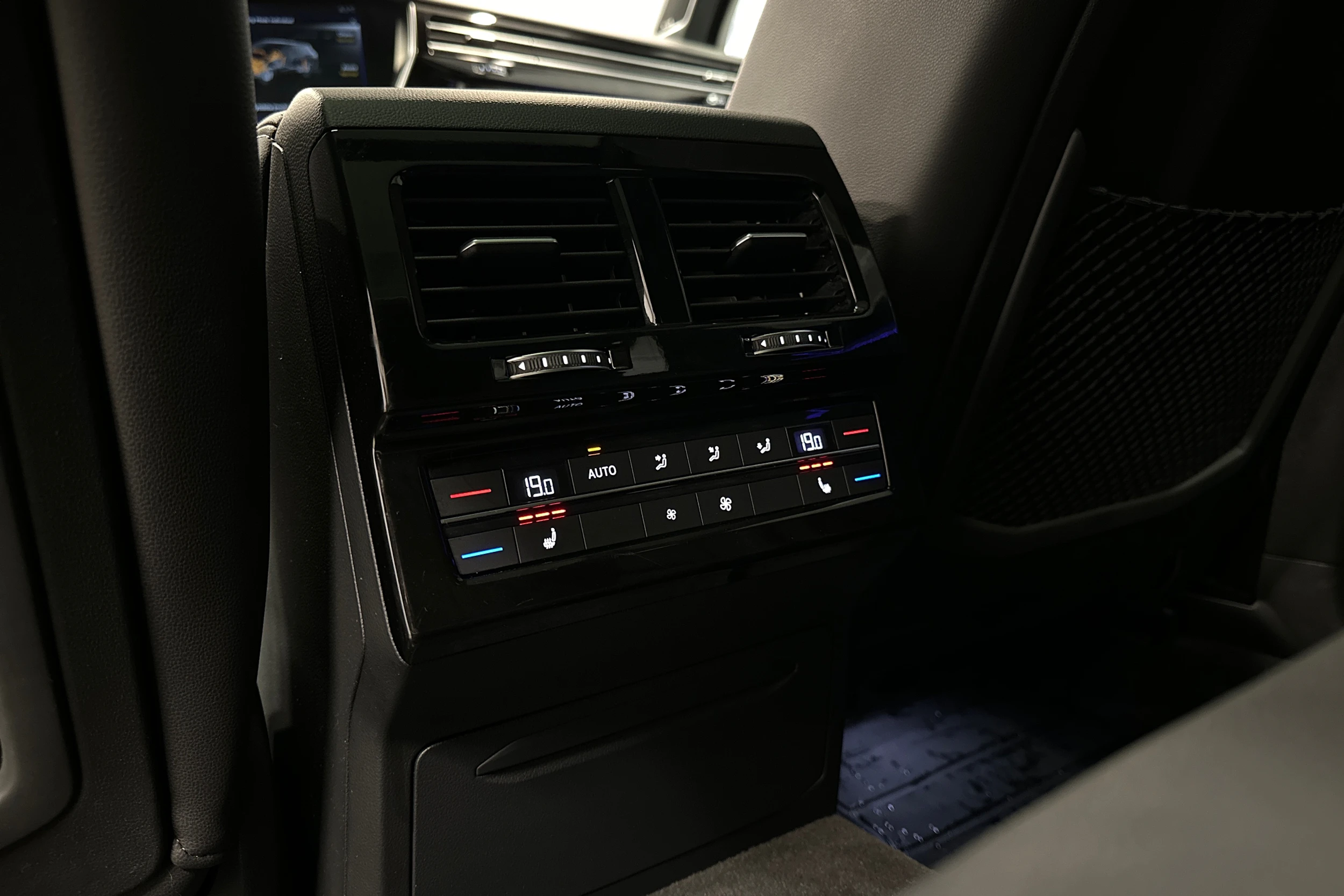 harmaa Volkswagen Touareg 2023 kuva 32.