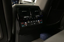 harmaa Volkswagen Touareg 2023 kuva 32.