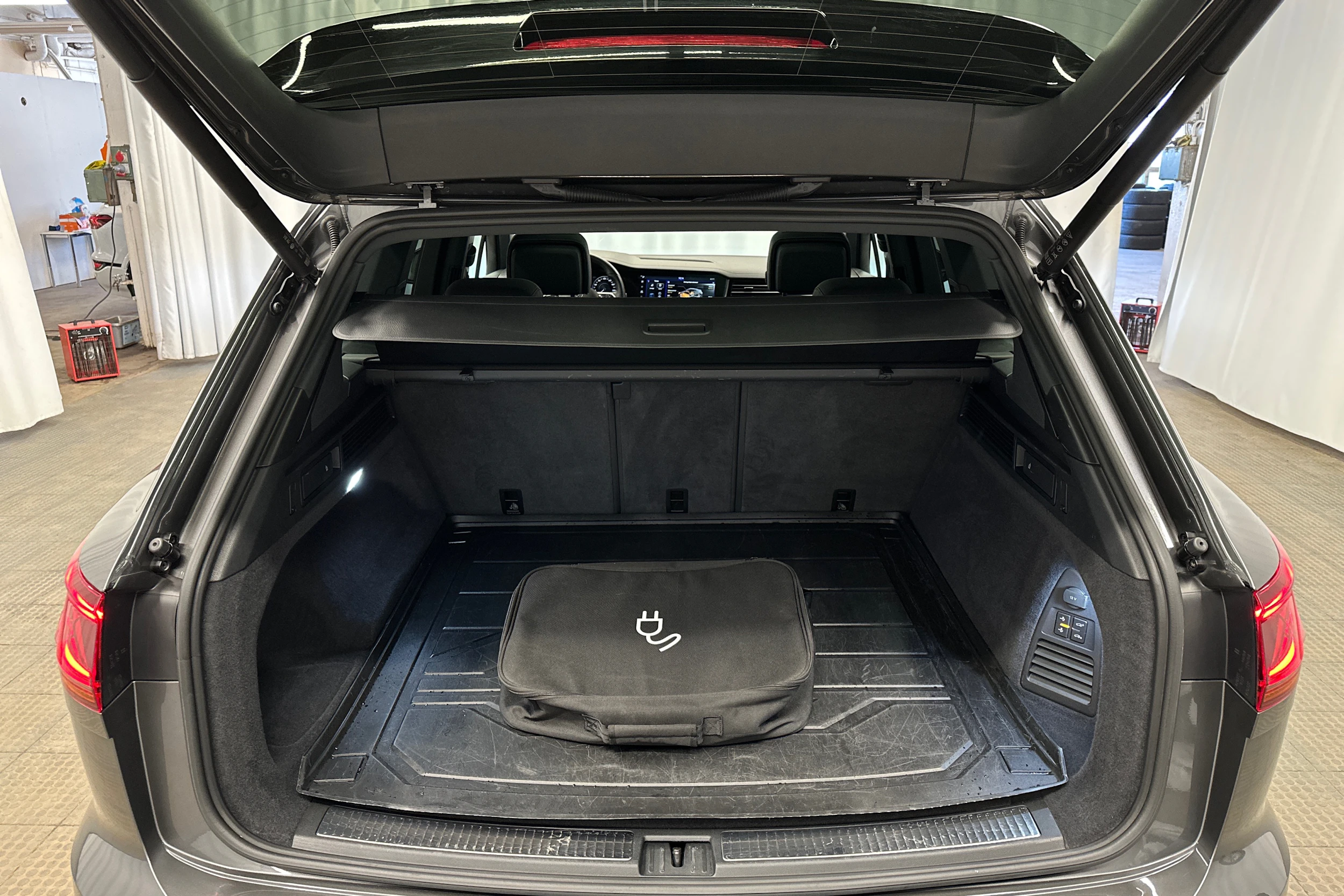 harmaa Volkswagen Touareg 2023 kuva 33.