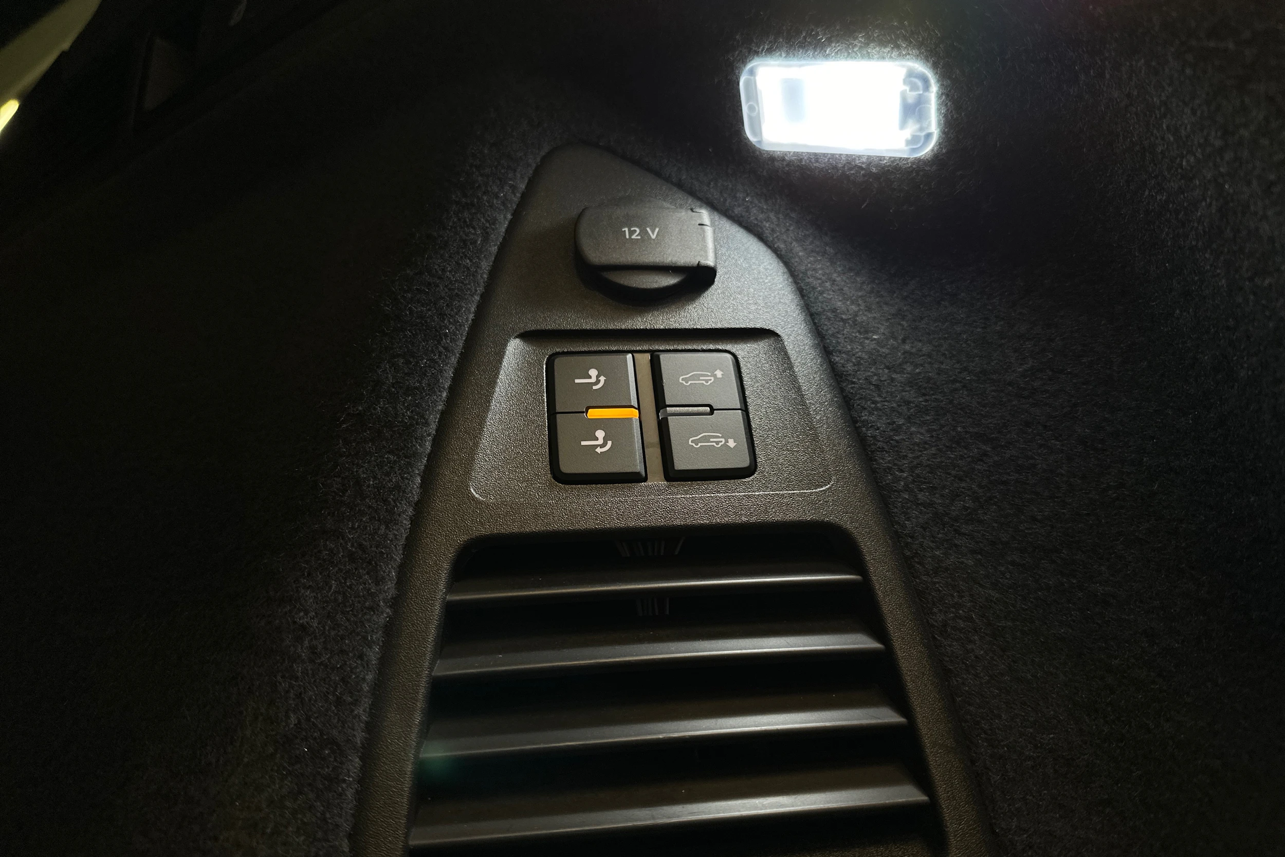 harmaa Volkswagen Touareg 2023 kuva 35.