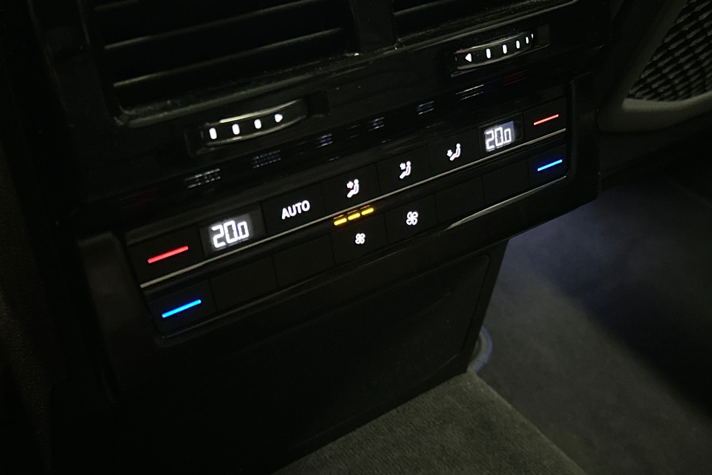 sininen Volkswagen Touareg 2023 kuva 14.