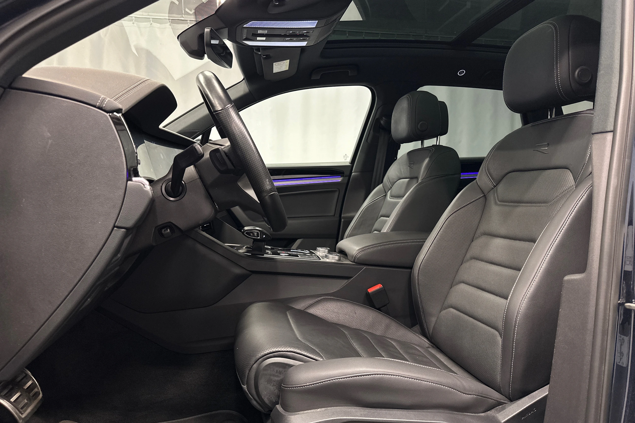 sininen Volkswagen Touareg 2023 kuva 15.