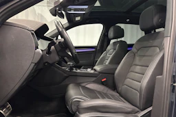 sininen Volkswagen Touareg 2023 kuva 15.