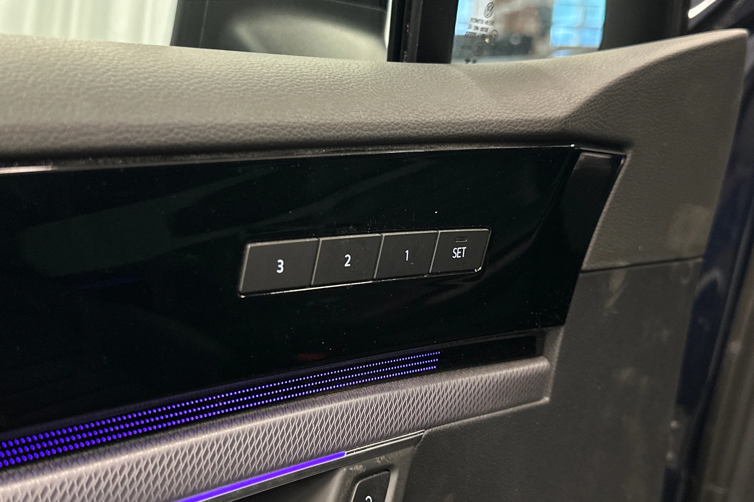 sininen Volkswagen Touareg 2023 kuva 17.