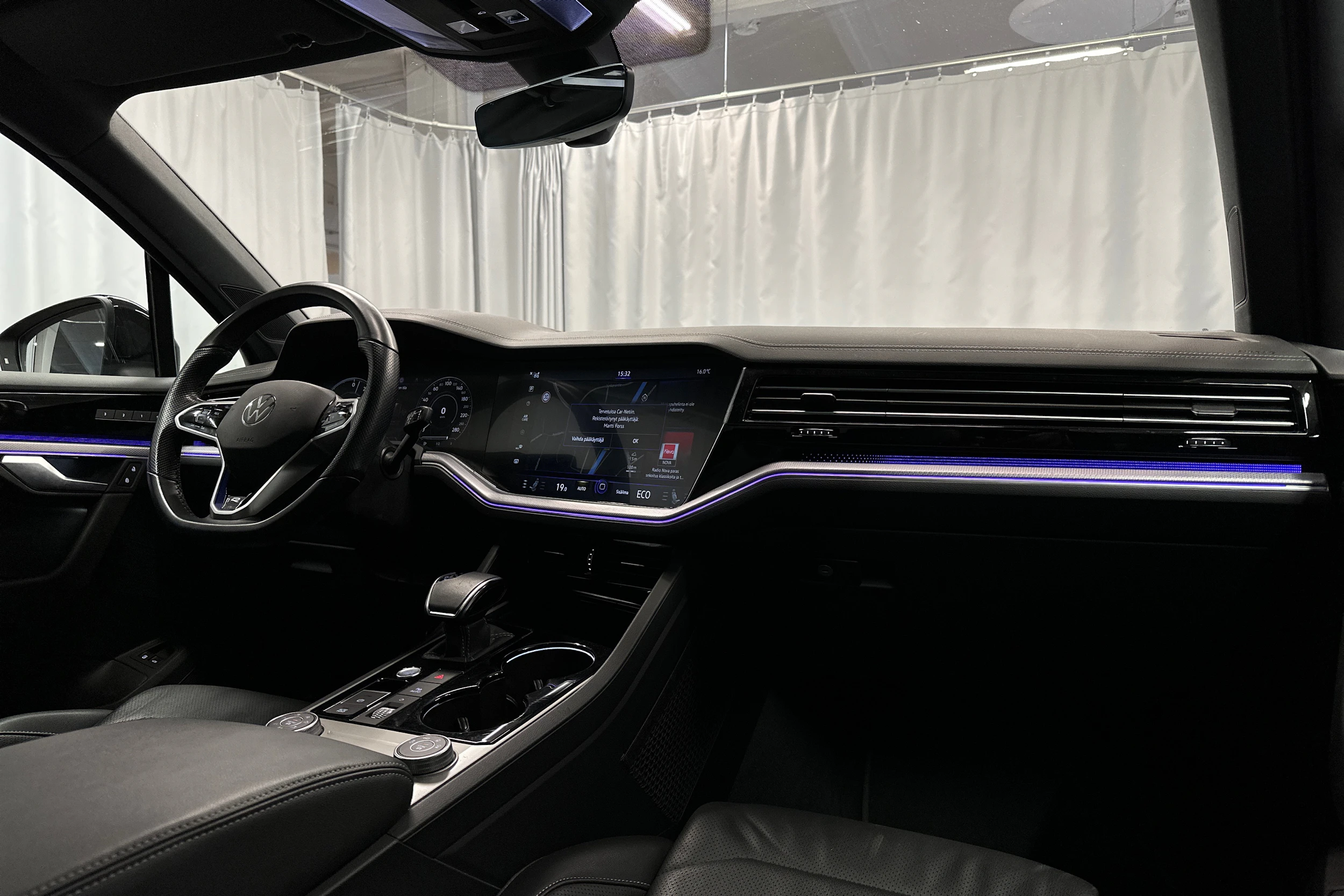 sininen Volkswagen Touareg 2023 kuva 18.