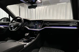 sininen Volkswagen Touareg 2023 kuva 18.