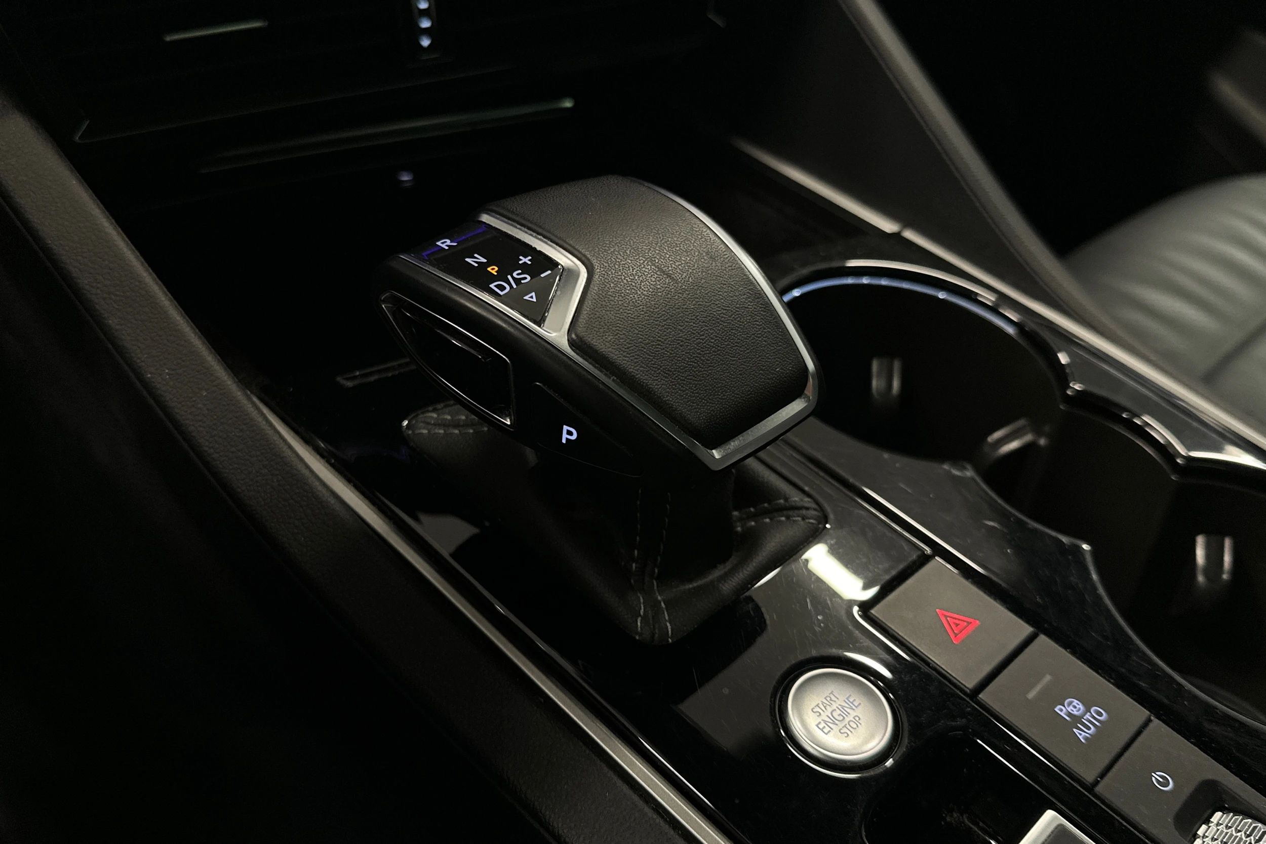 sininen Volkswagen Touareg 2023 kuva 32.