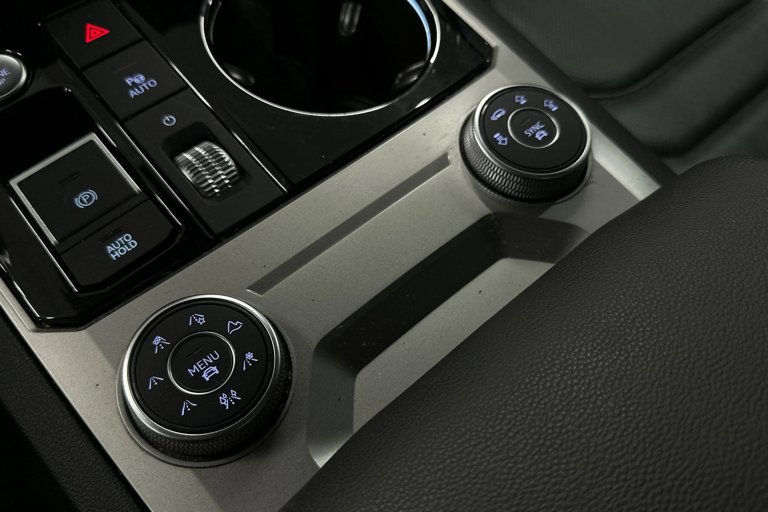 sininen Volkswagen Touareg 2023 kuva 33.