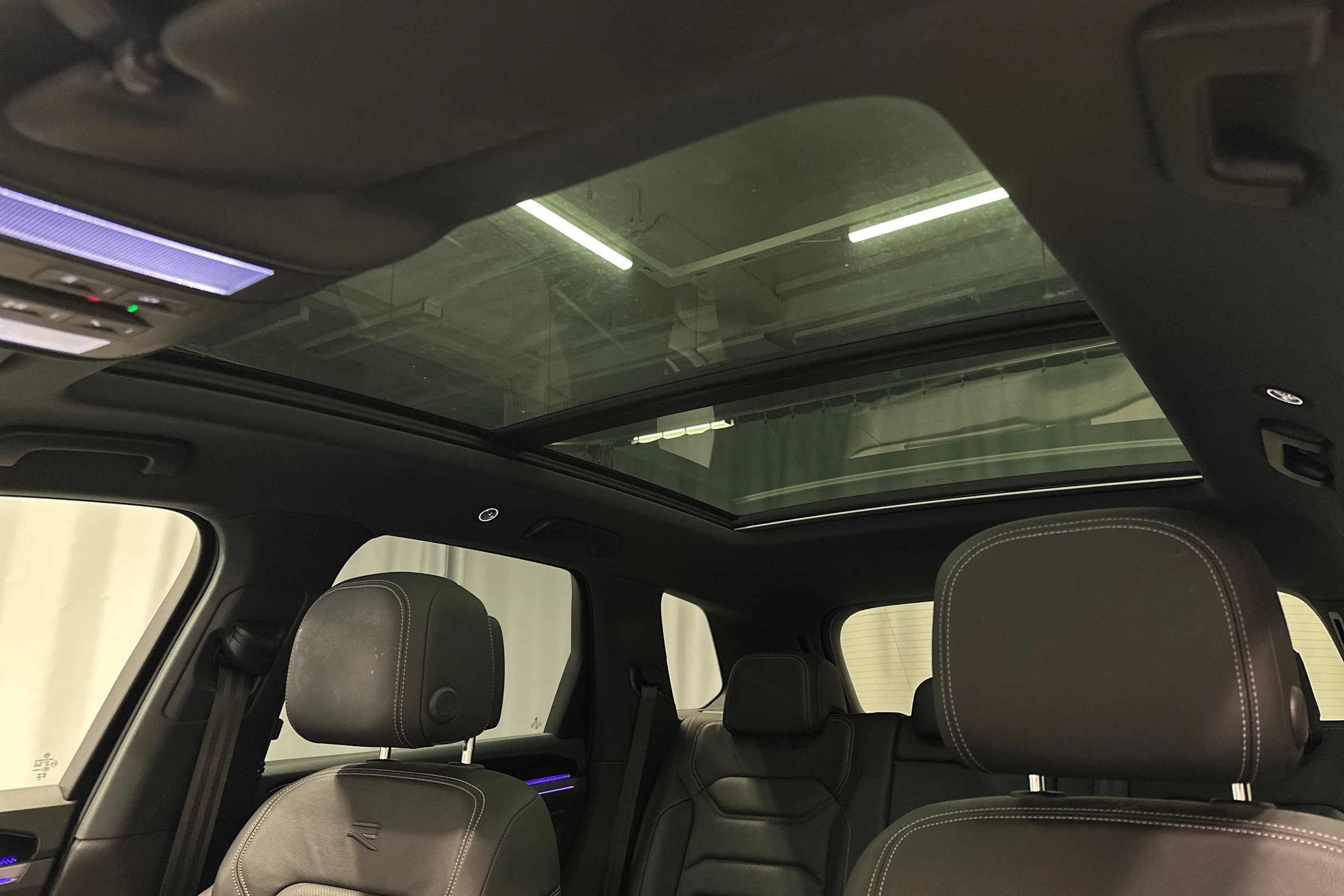 sininen Volkswagen Touareg 2023 kuva 34.