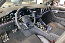 musta Volkswagen Touareg 2024 kuva 6.