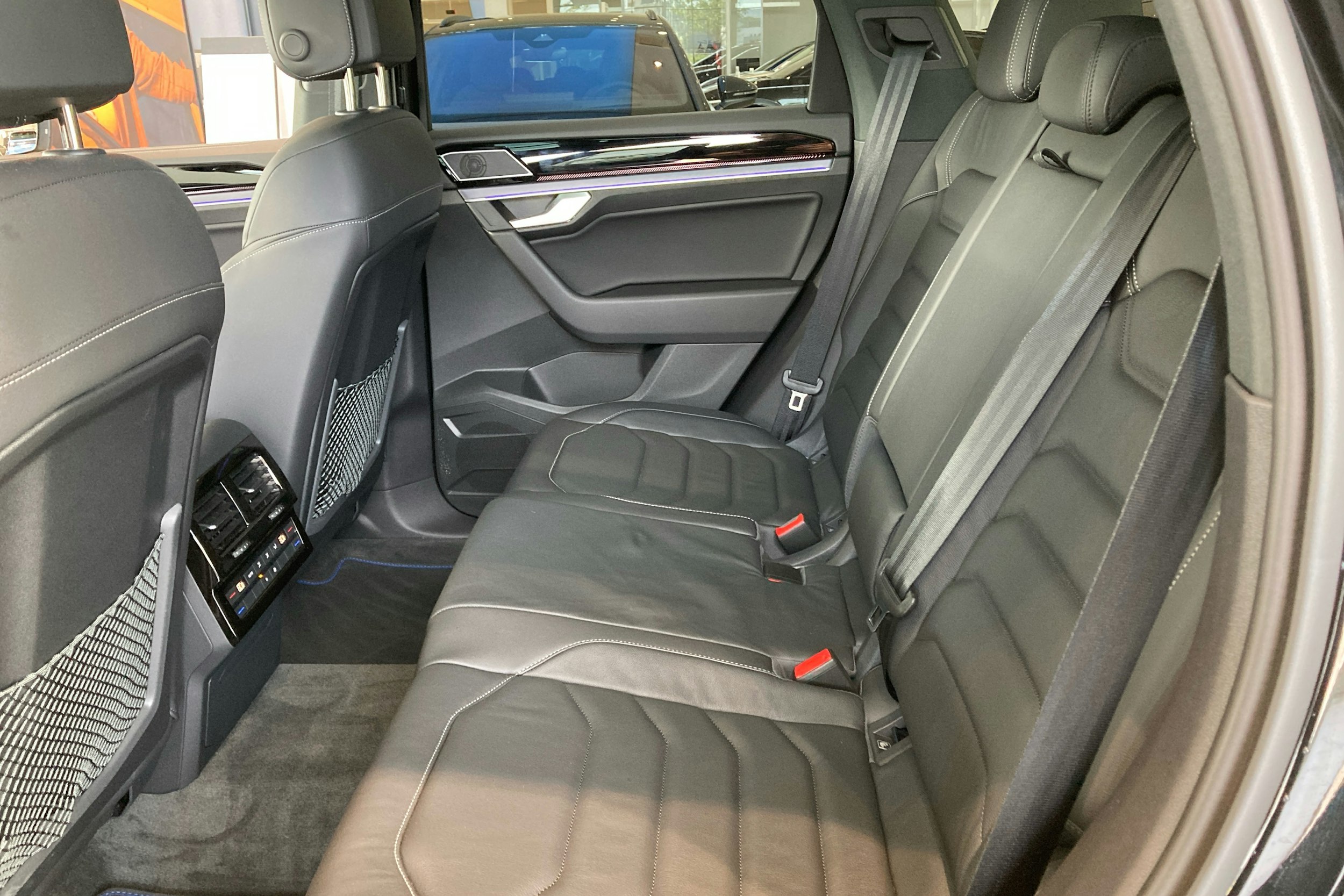 musta Volkswagen Touareg 2024 kuva 8.