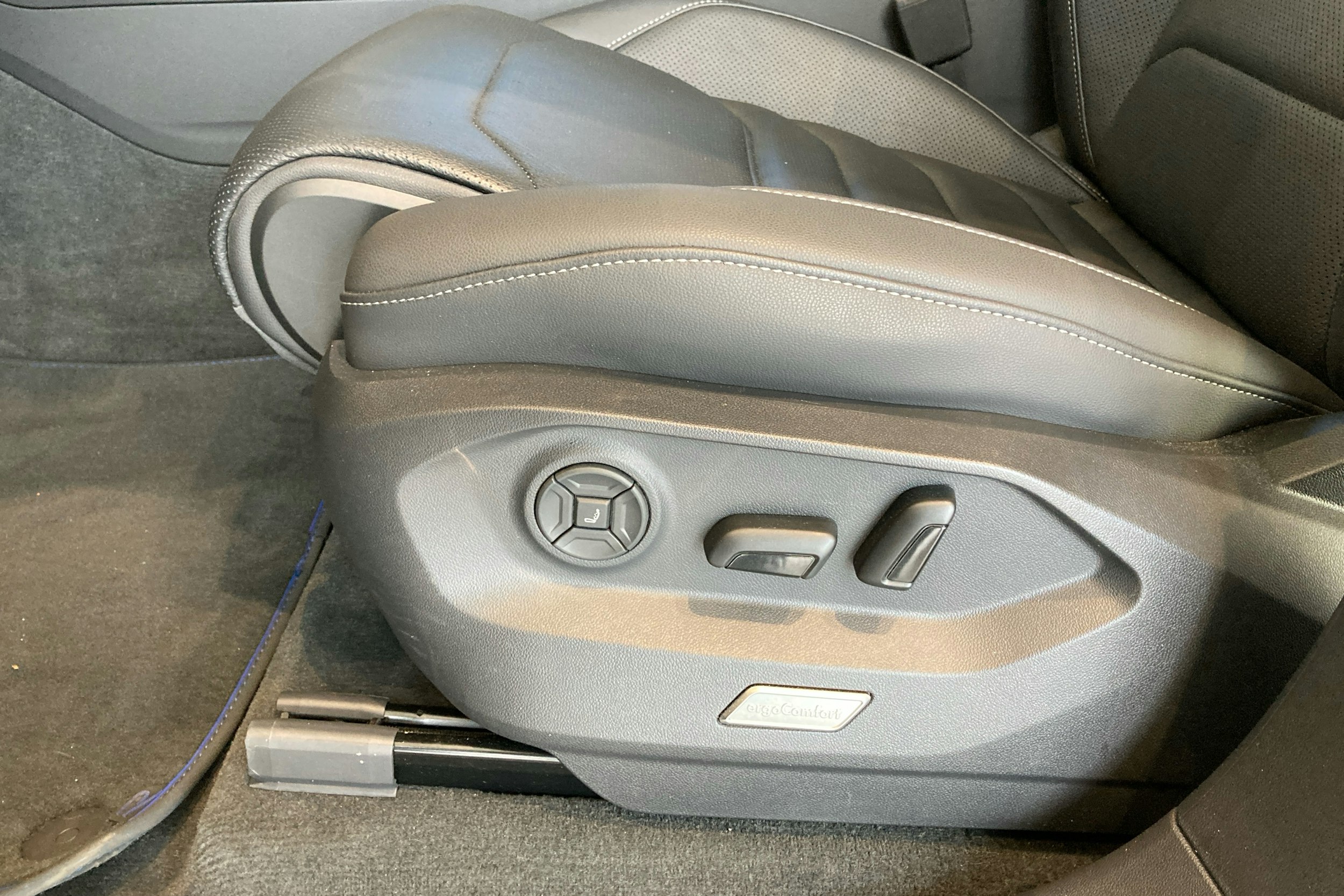 musta Volkswagen Touareg 2024 kuva 12.