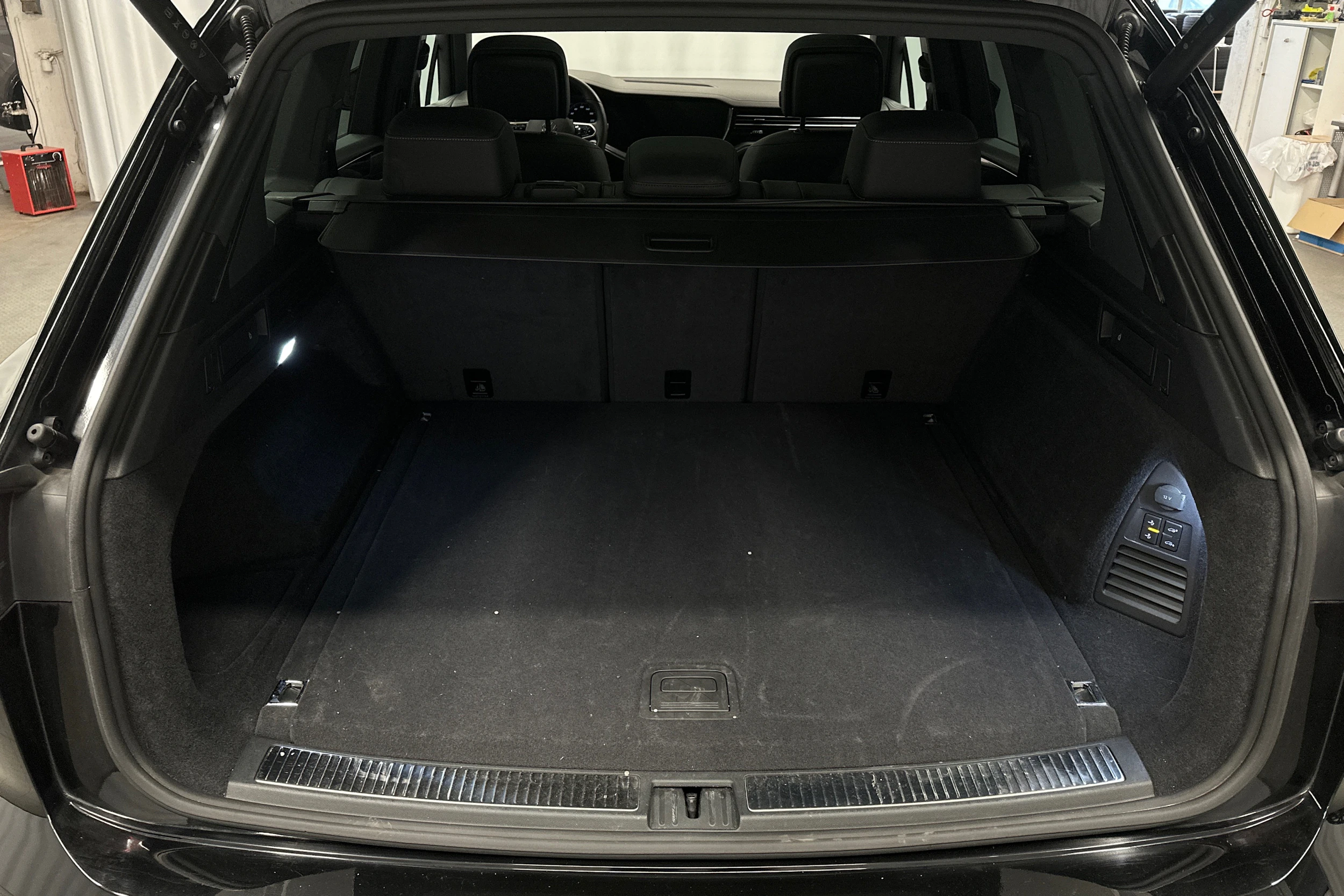 musta Volkswagen Touareg 2024 kuva 15.