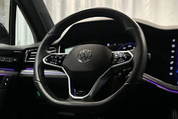 musta Volkswagen Touareg 2024 kuva 25.