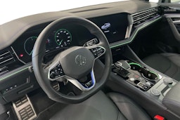 harmaa Volkswagen Touareg 2024 kuva 7.